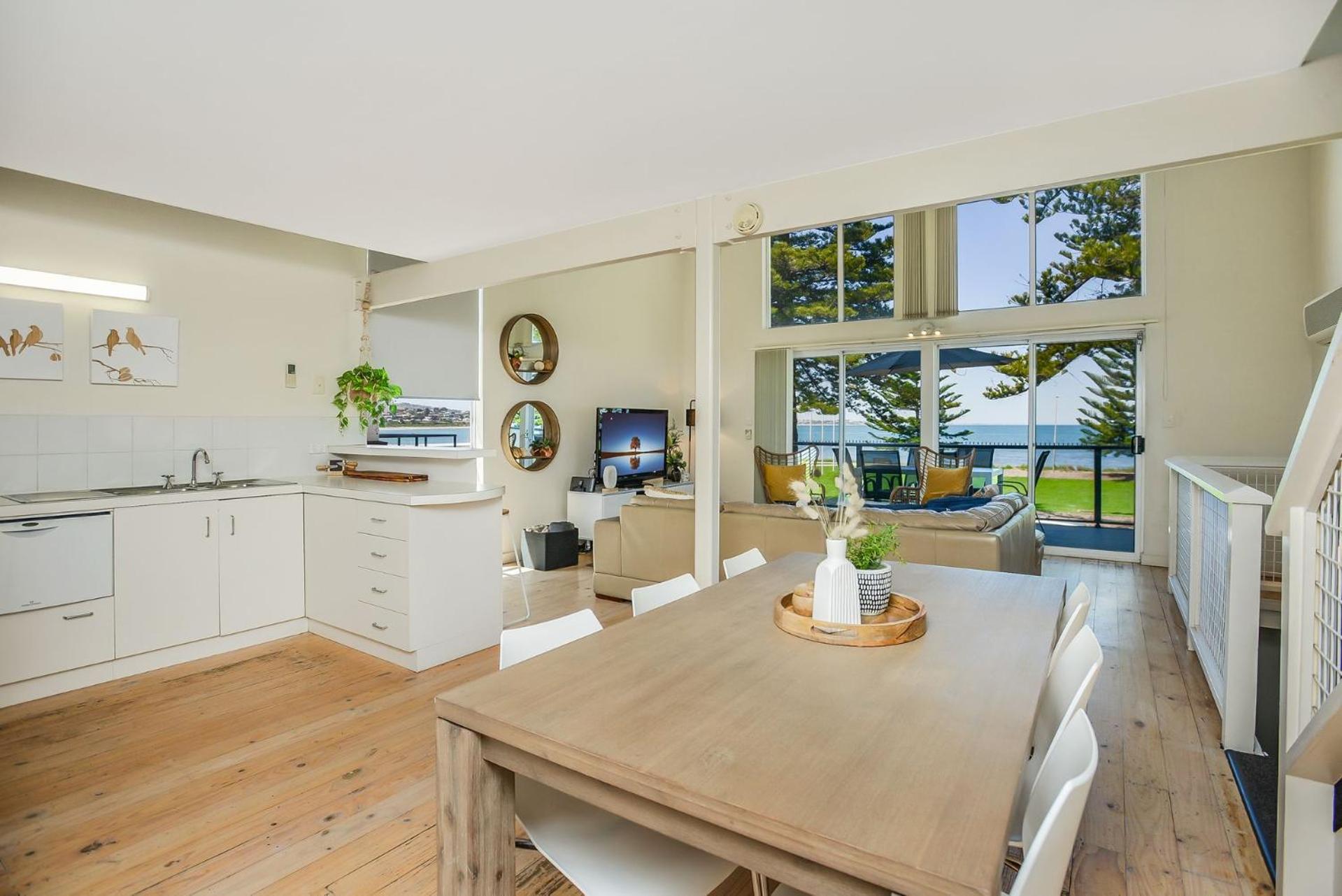 Pine Beach Villa Fabulous Sea Views