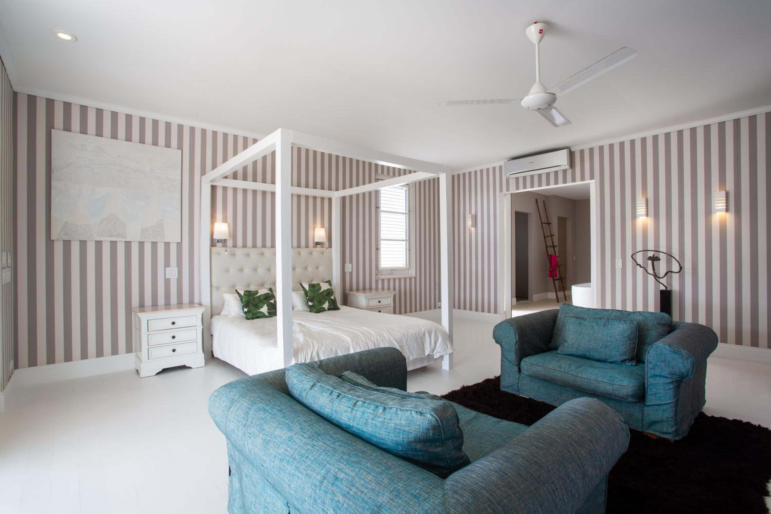 A Beautiful Villa Curacao with large pool and tropical garden