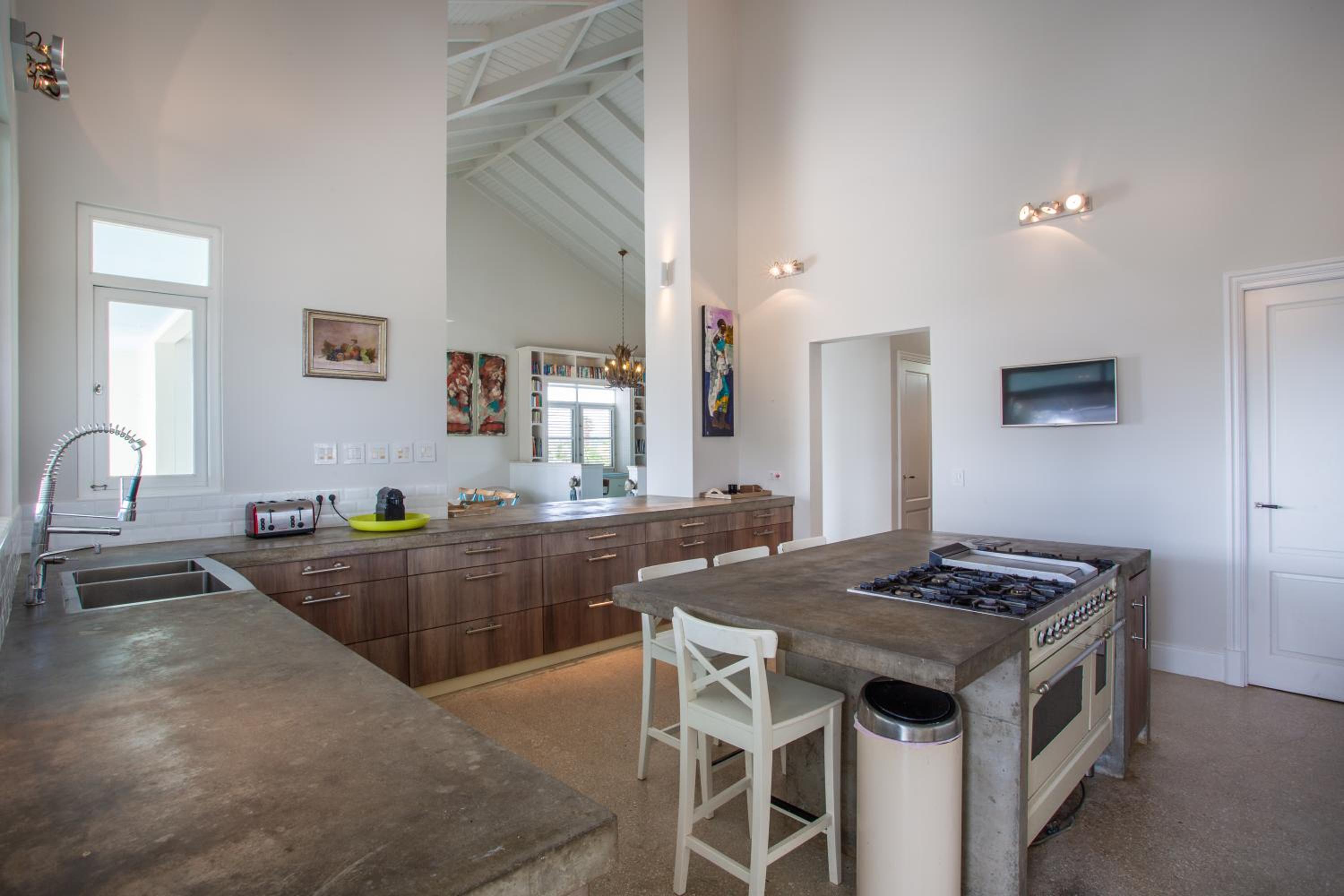 A Beautiful Villa Curacao with large pool and tropical garden