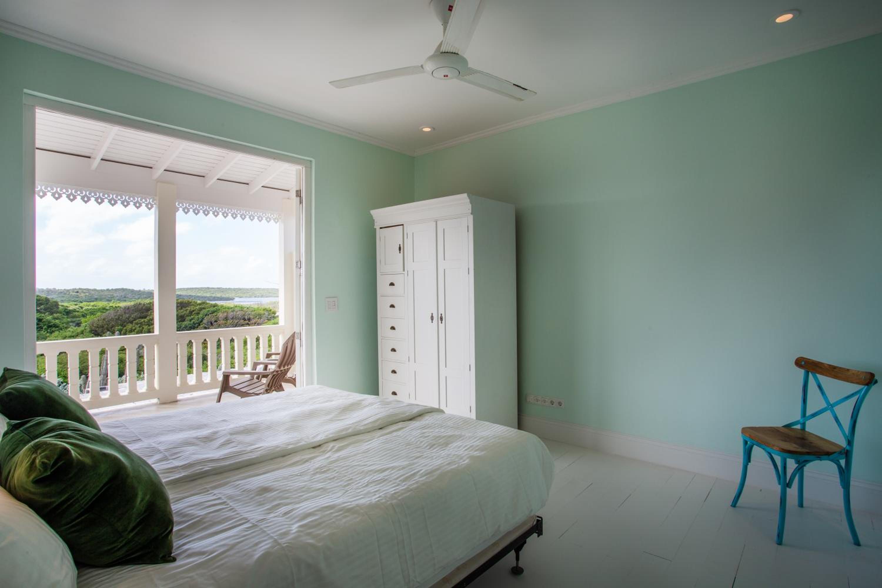 A Beautiful Villa Curacao with large pool and tropical garden