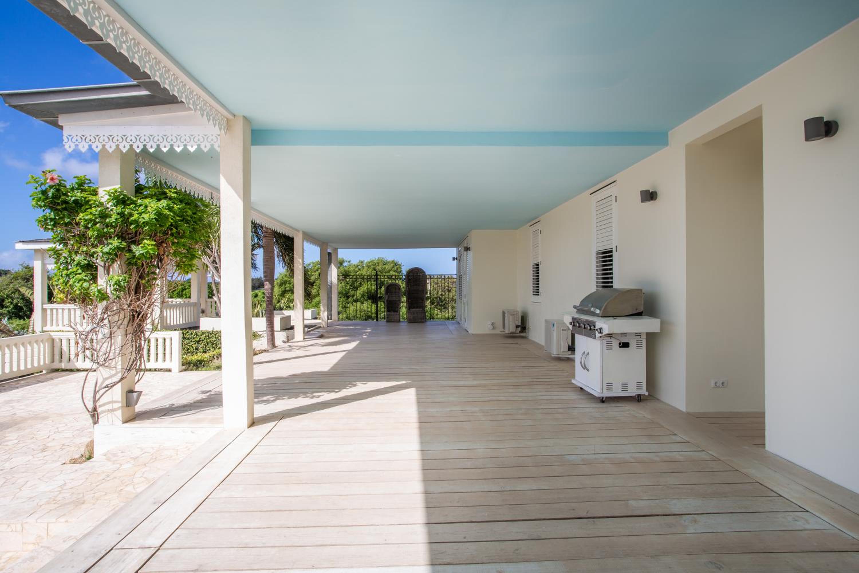 A Beautiful Villa Curacao with large pool and tropical garden