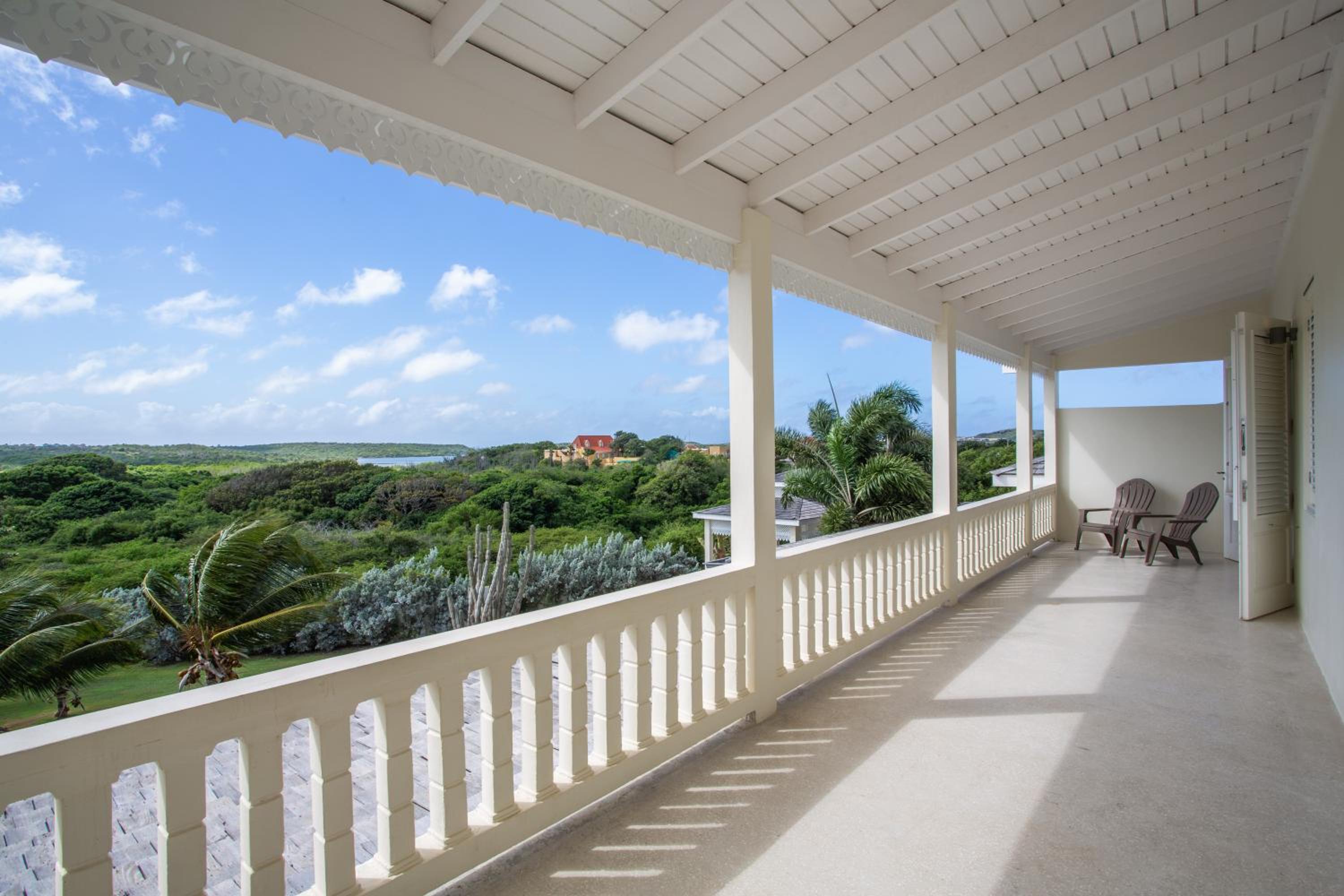 A Beautiful Villa Curacao with large pool and tropical garden