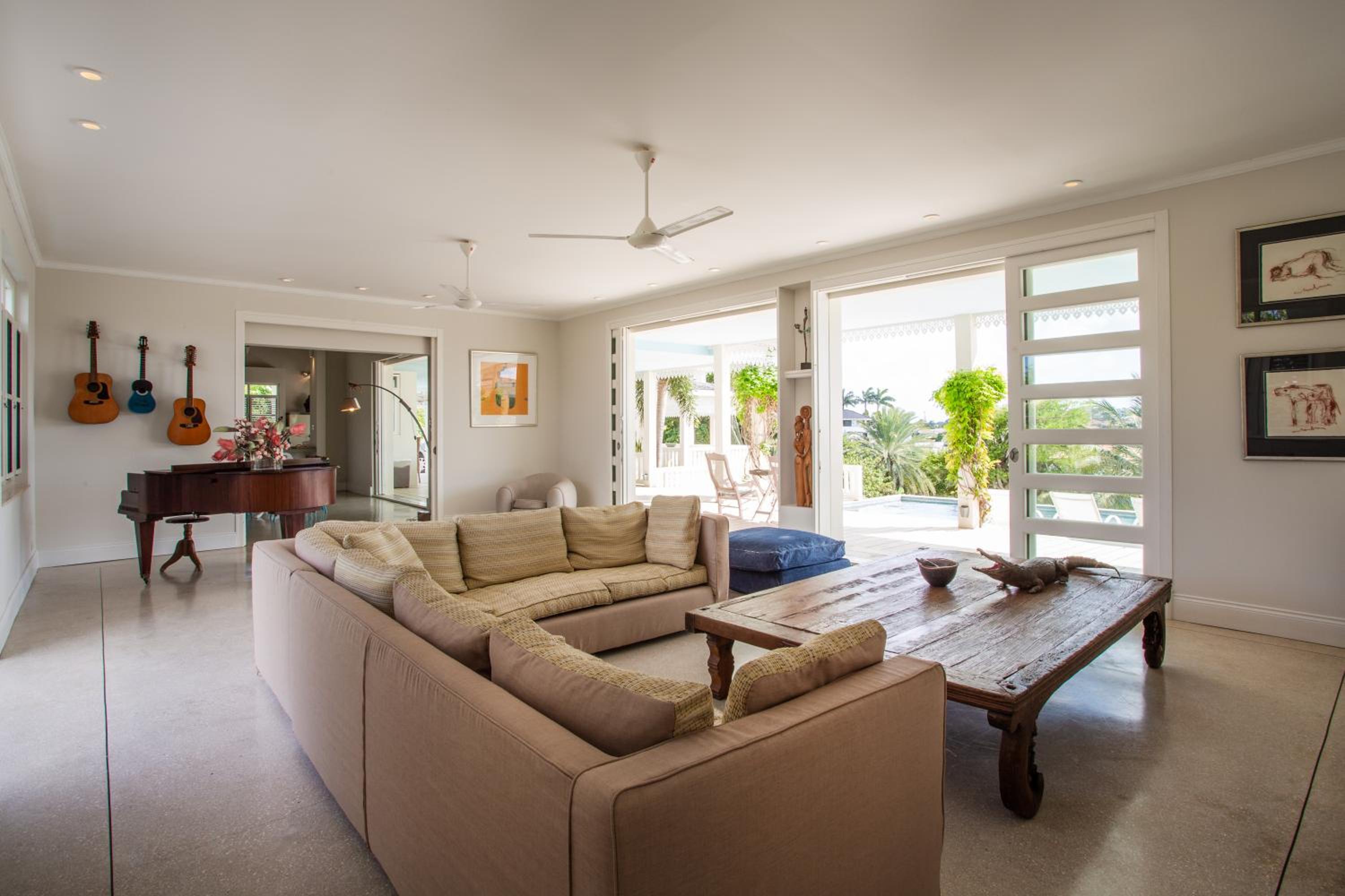 A Beautiful Villa Curacao with large pool and tropical garden