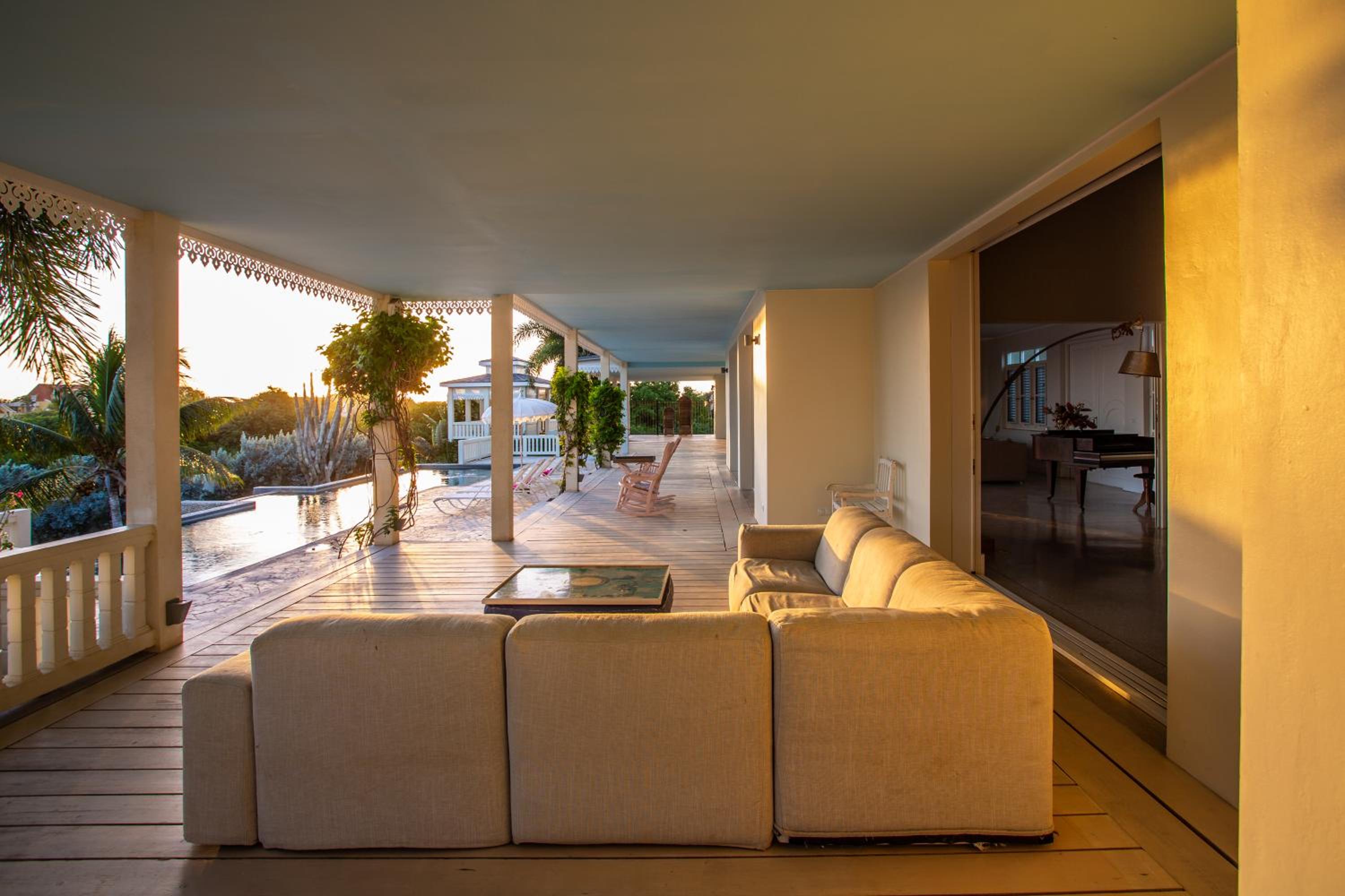 A Beautiful Villa Curacao with large pool and tropical garden