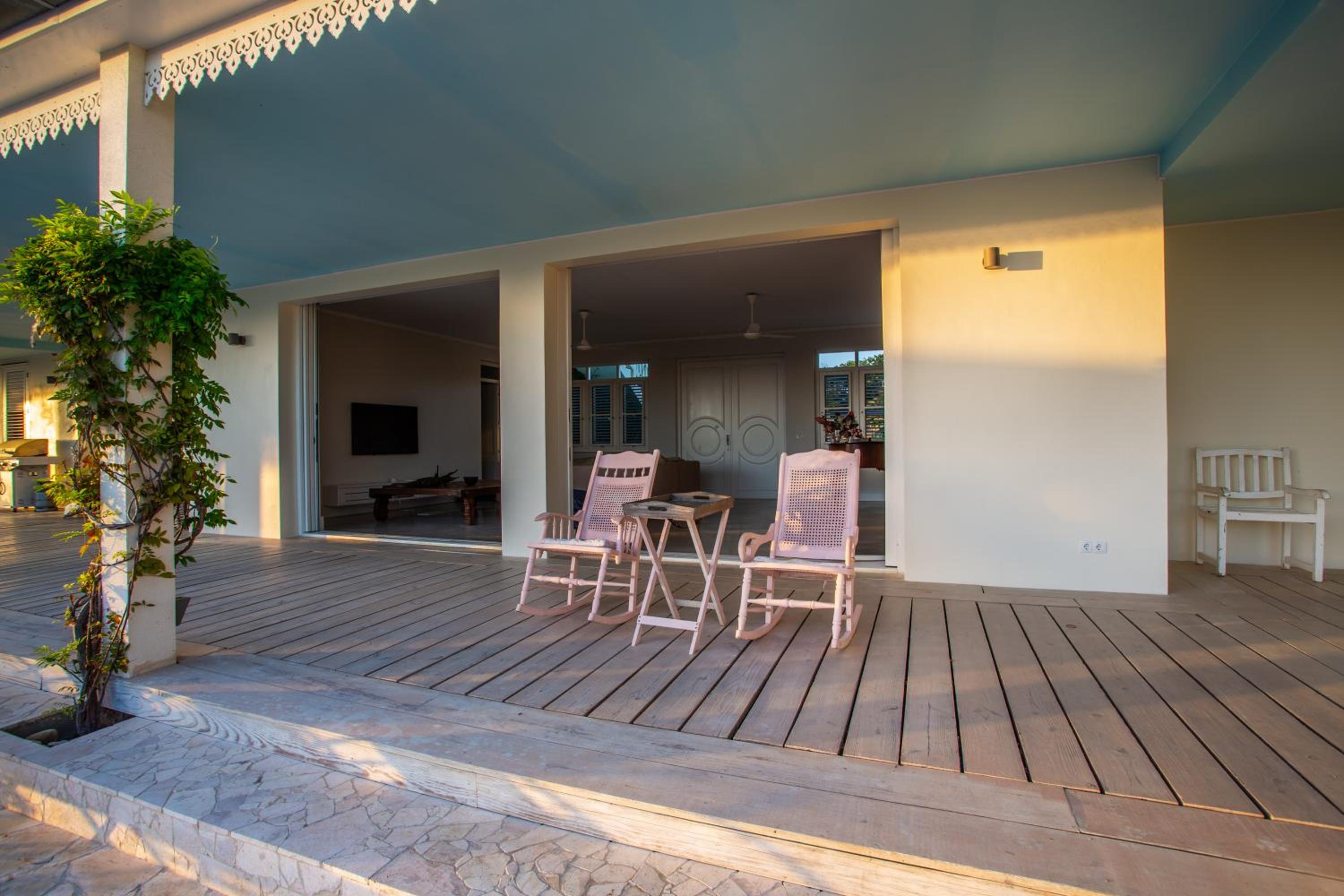 A Beautiful Villa Curacao with large pool and tropical garden