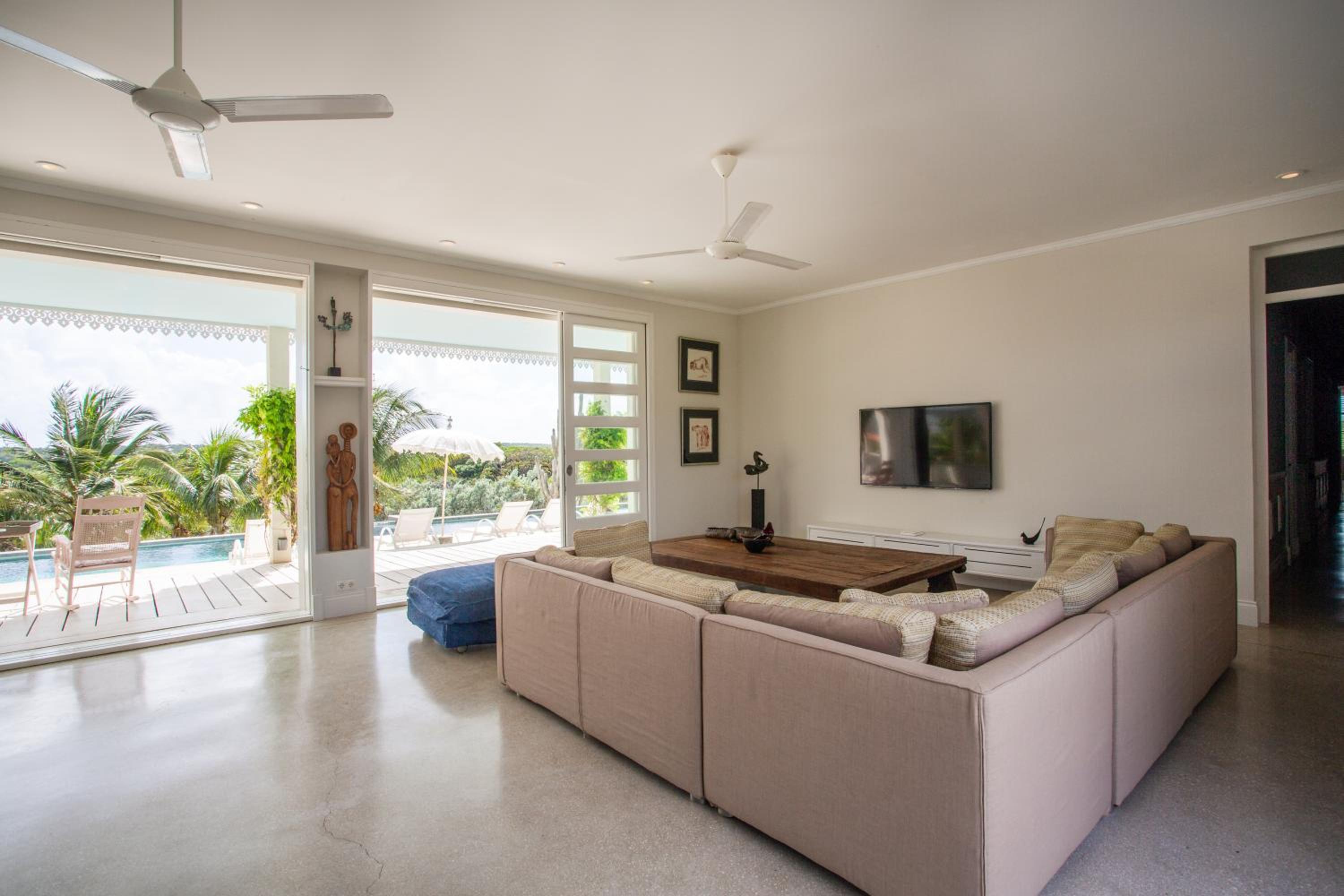 A Beautiful Villa Curacao with large pool and tropical garden