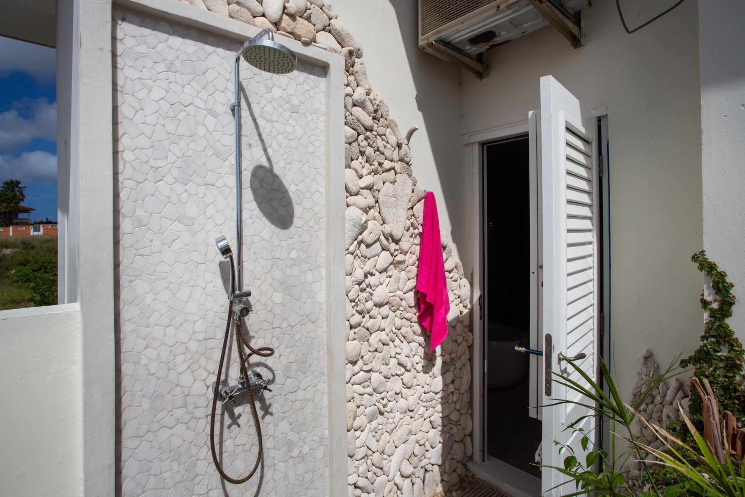 A Beautiful Villa Curacao with large pool and tropical garden