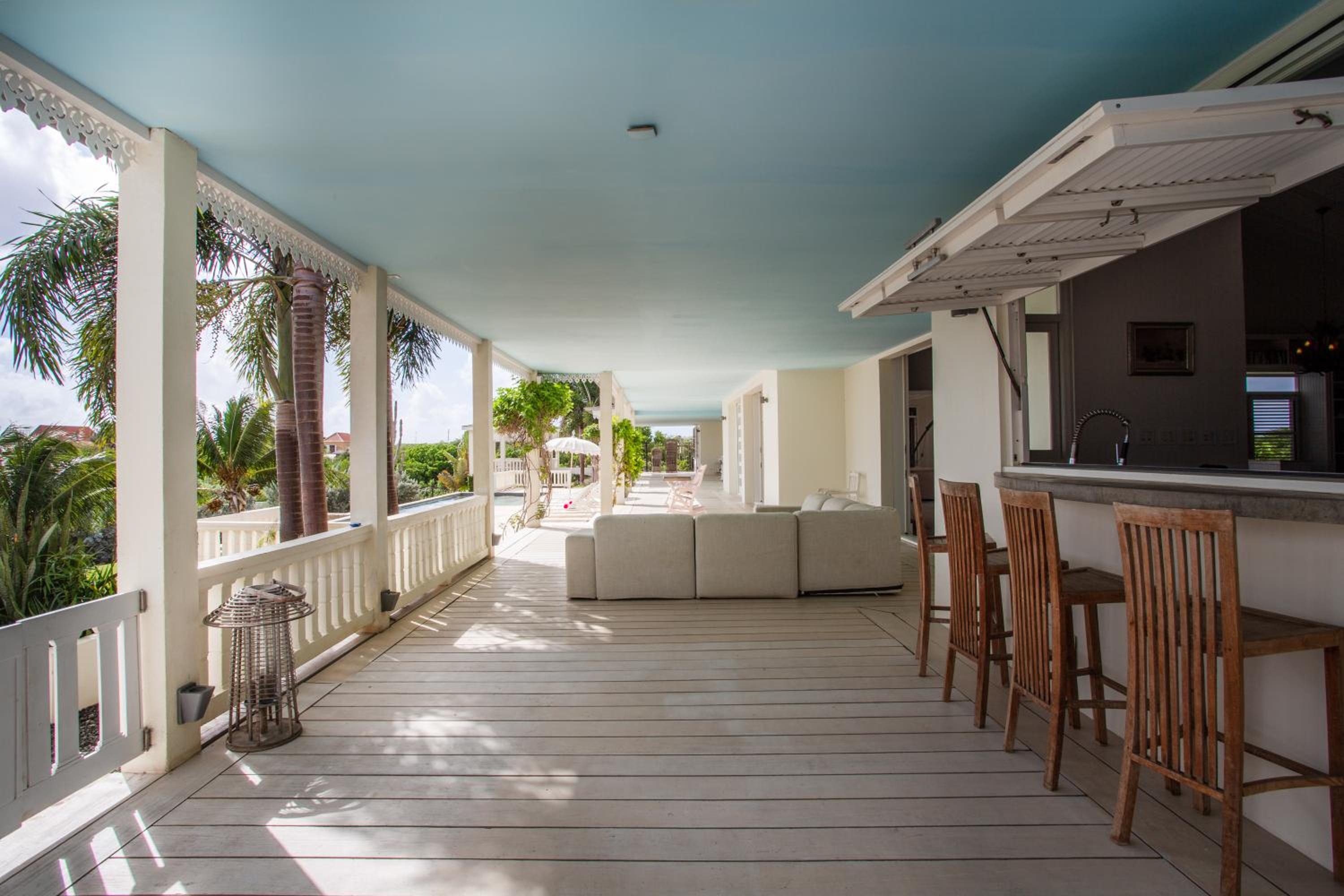 A Beautiful Villa Curacao with large pool and tropical garden
