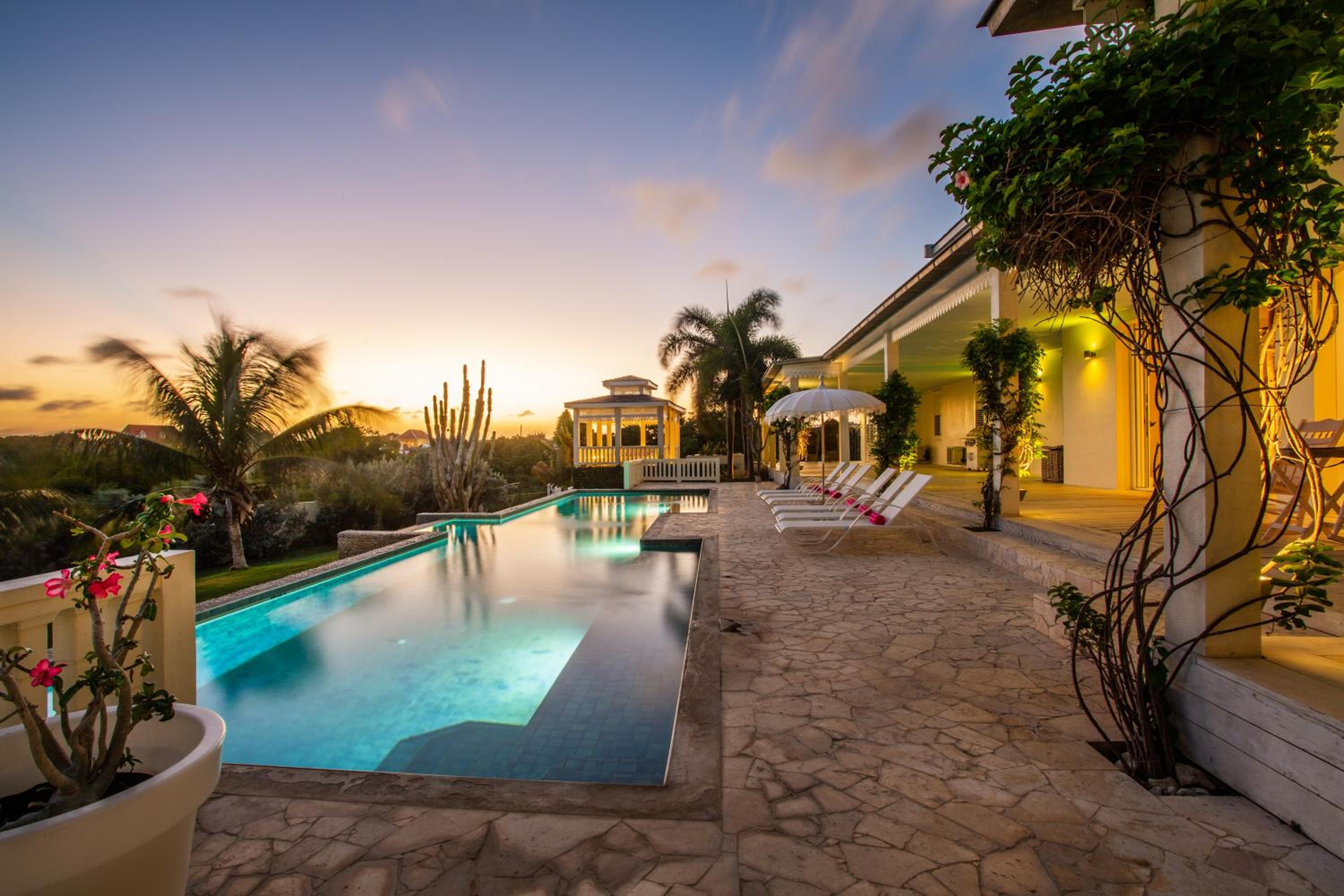 A Beautiful Villa Curacao with large pool and tropical garden