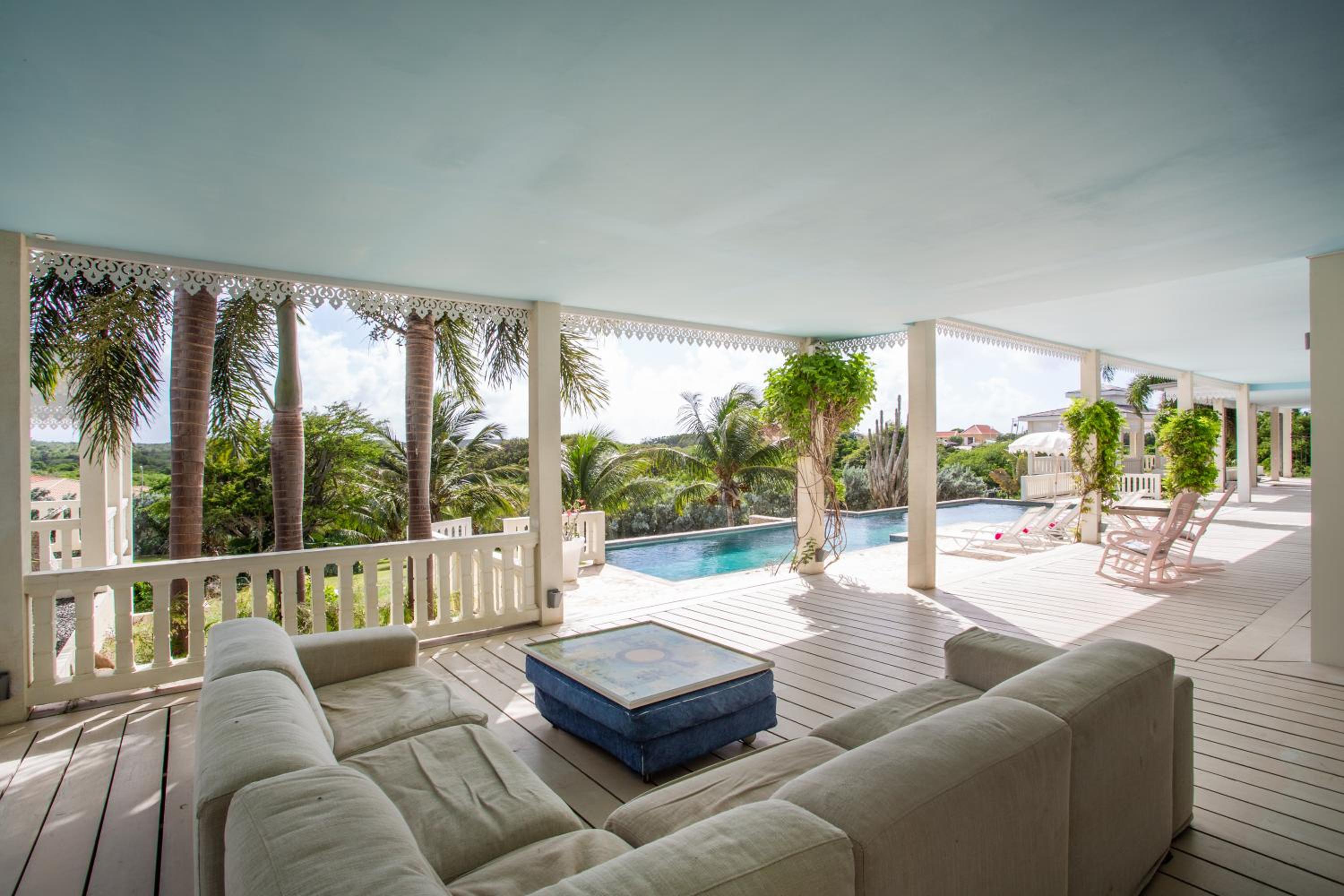 A Beautiful Villa Curacao with large pool and tropical garden