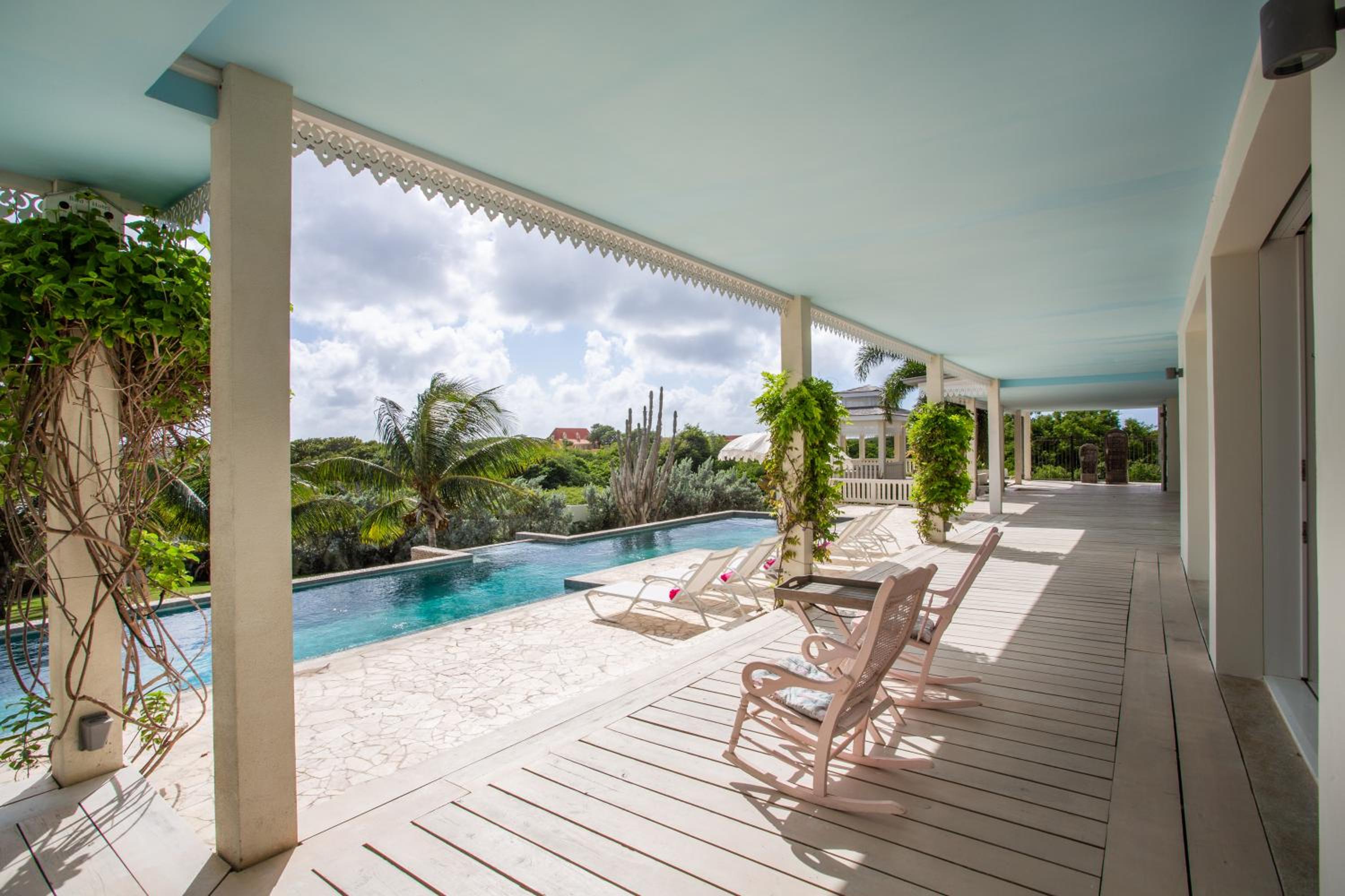 A Beautiful Villa Curacao with large pool and tropical garden