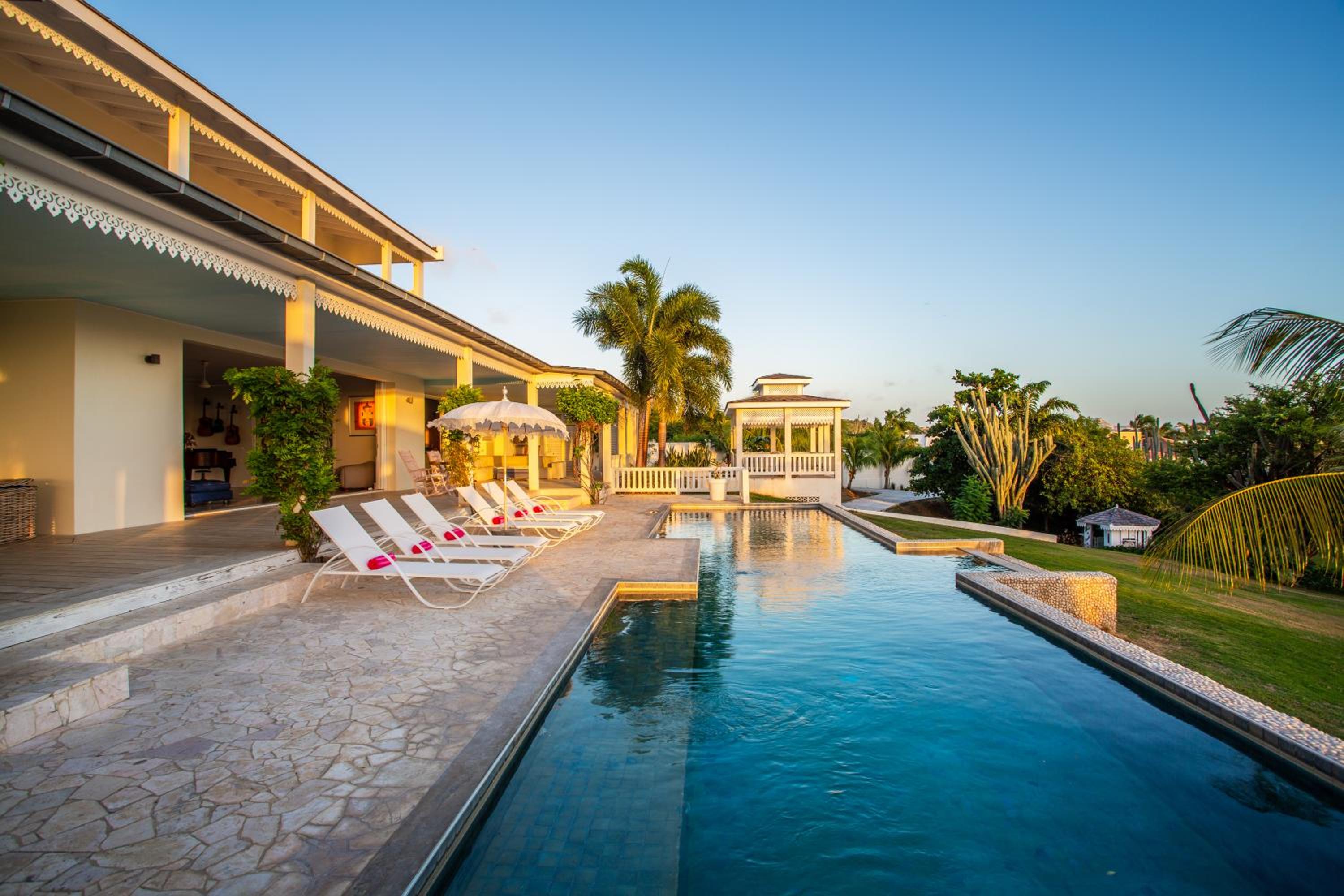 A Beautiful Villa Curacao with large pool and tropical garden