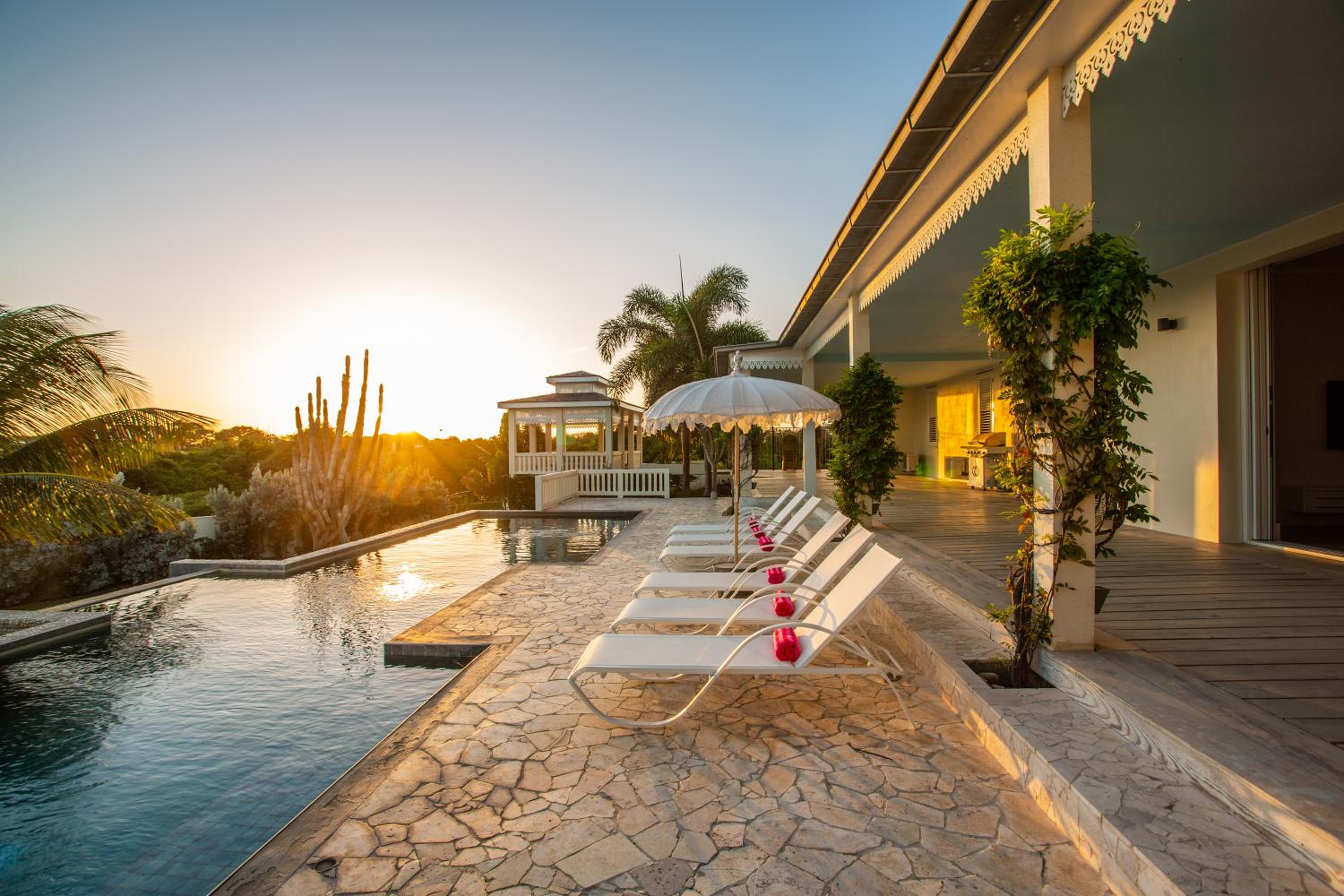 A Beautiful Villa Curacao with large pool and tropical garden