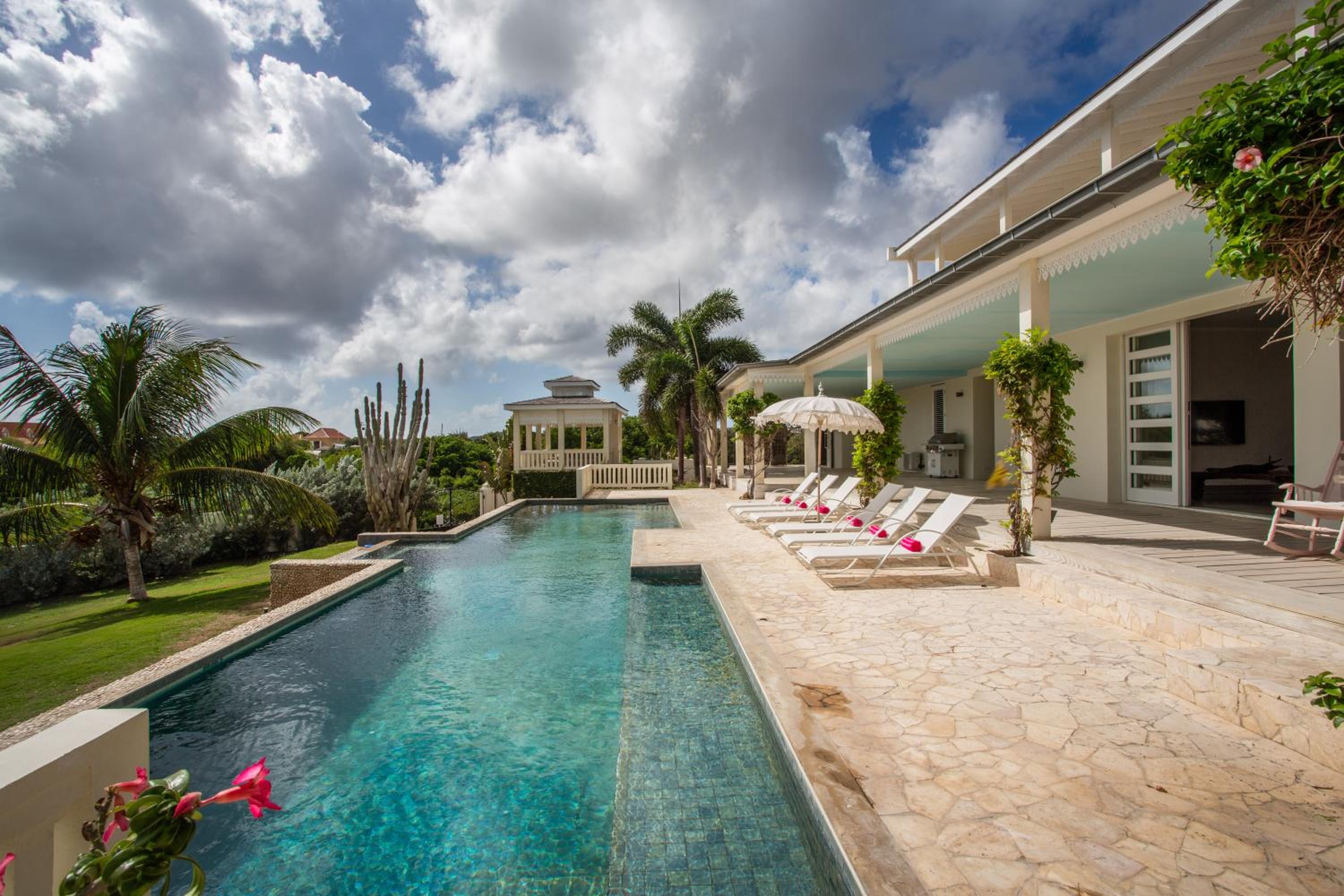 A Beautiful Villa Curacao with large pool and tropical garden