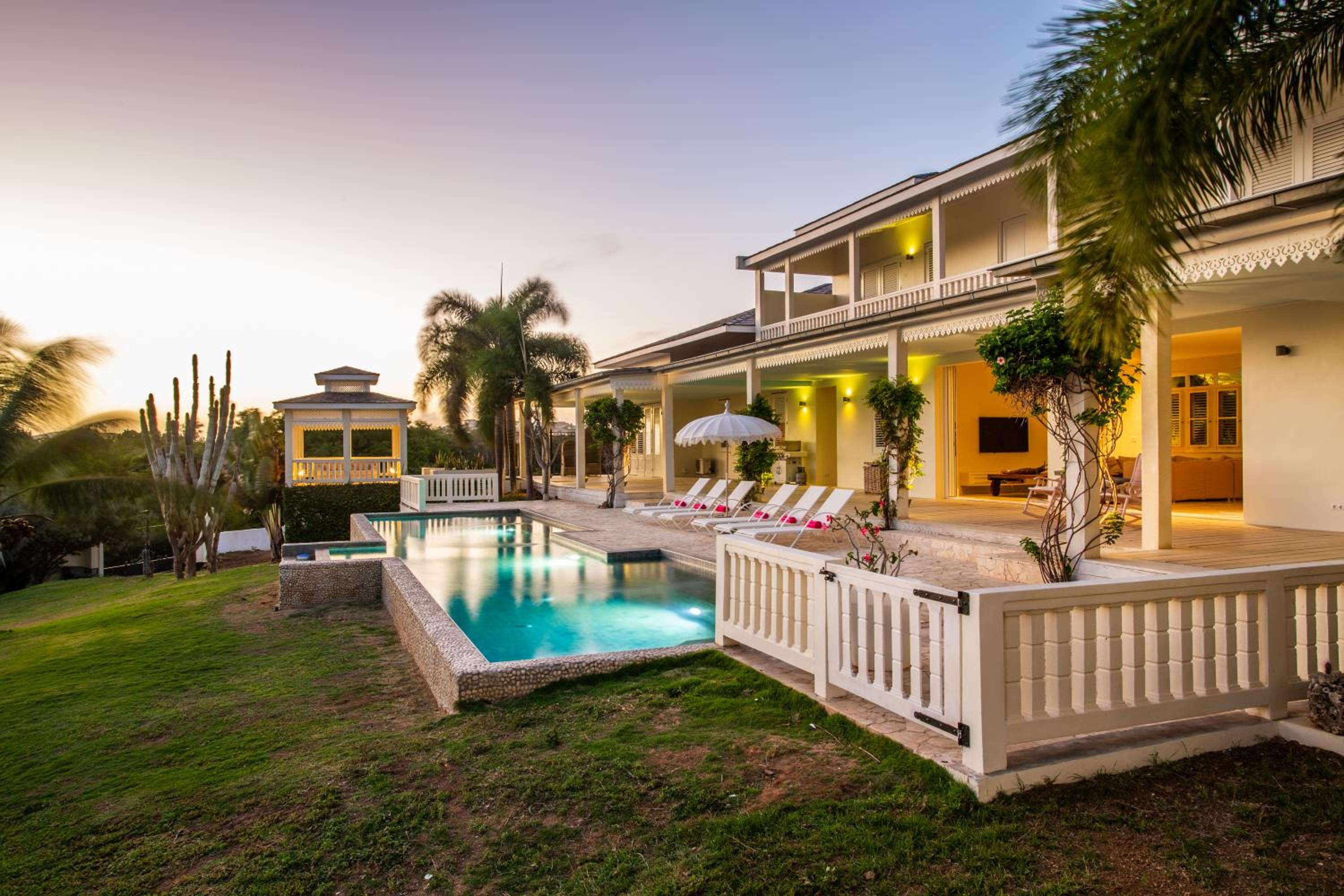 A Beautiful Villa Curacao with large pool and tropical garden