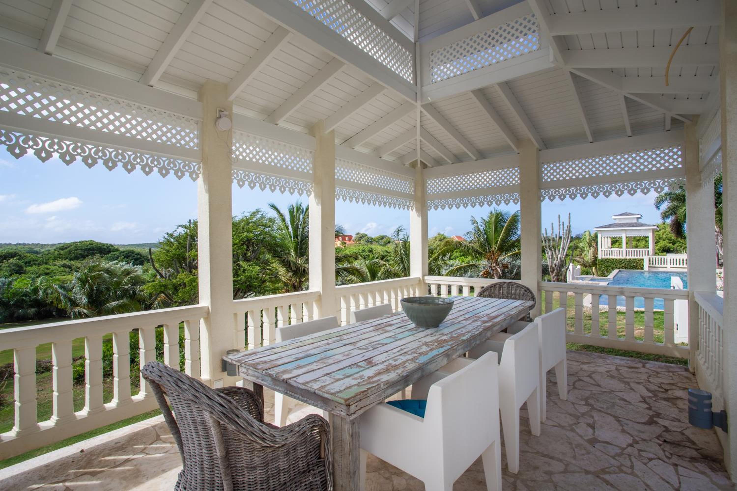 A Beautiful Villa Curacao with large pool and tropical garden