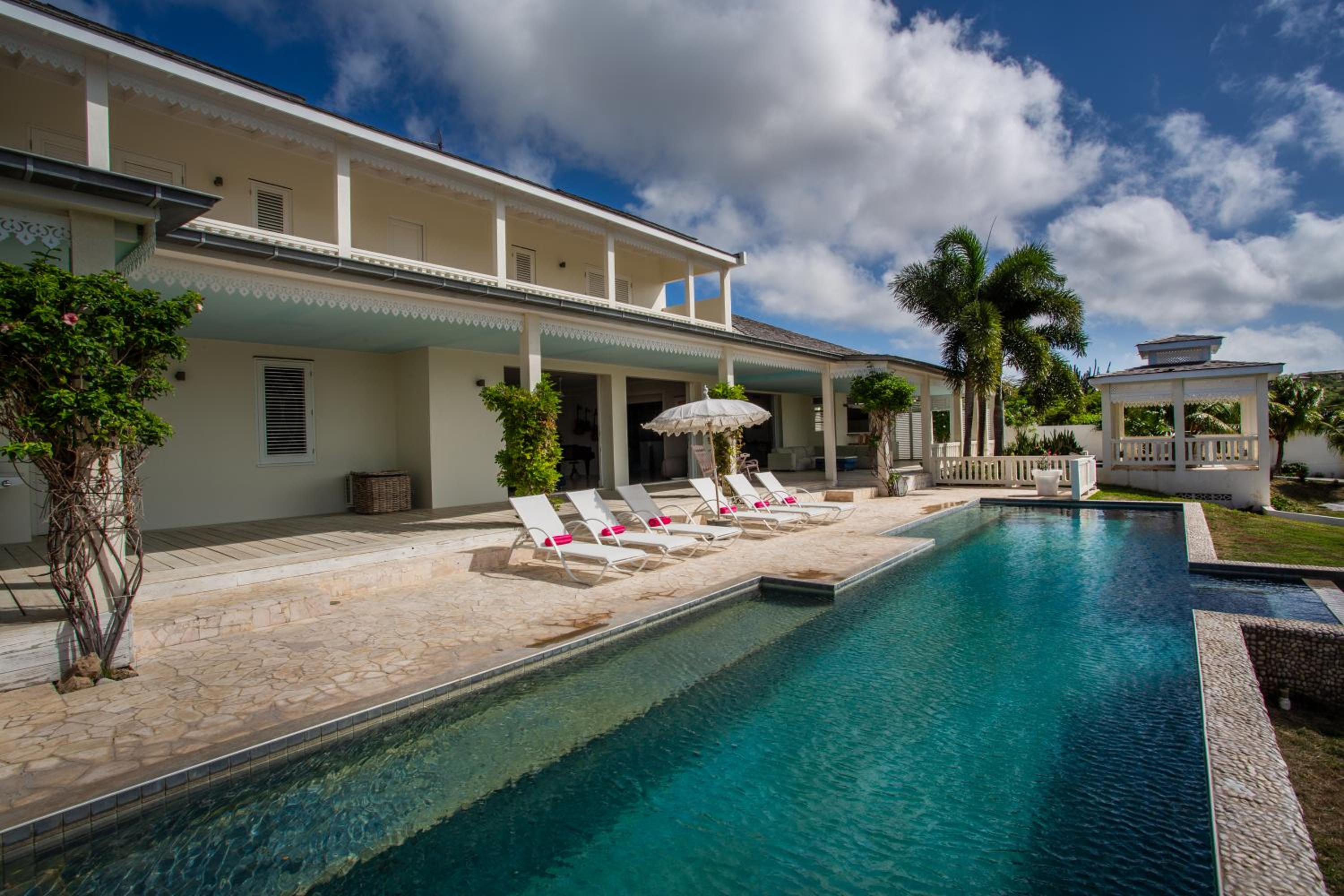 A Beautiful Villa Curacao with large pool and tropical garden