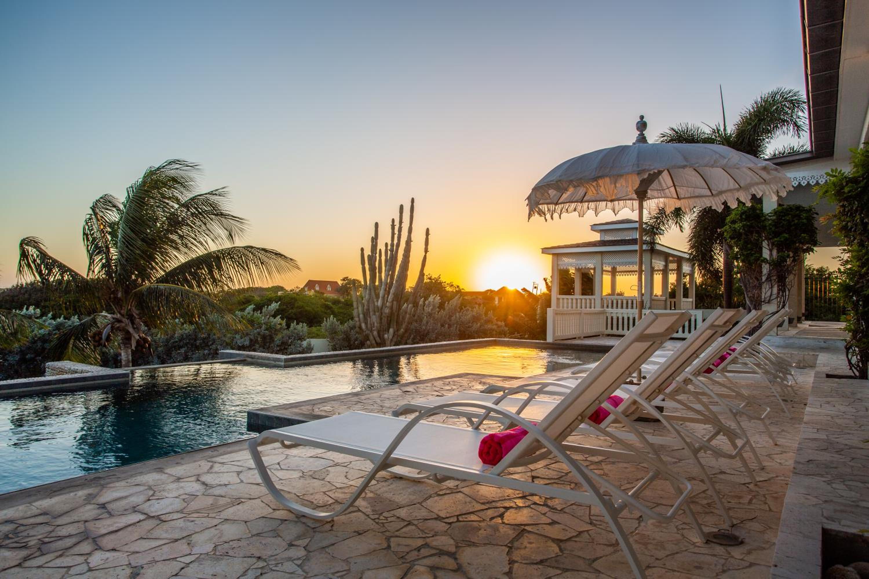 A Beautiful Villa Curacao with large pool and tropical garden