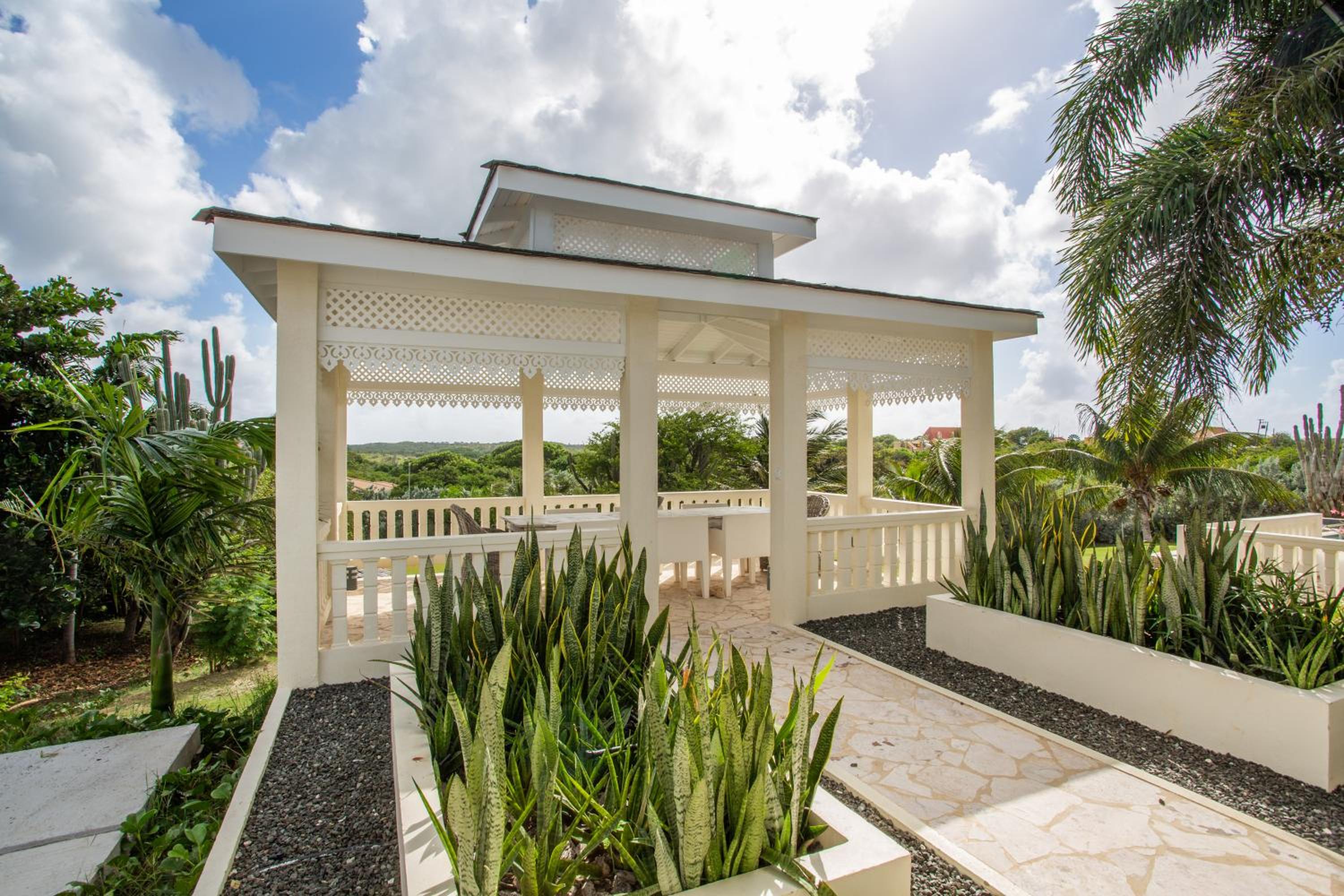 A Beautiful Villa Curacao with large pool and tropical garden