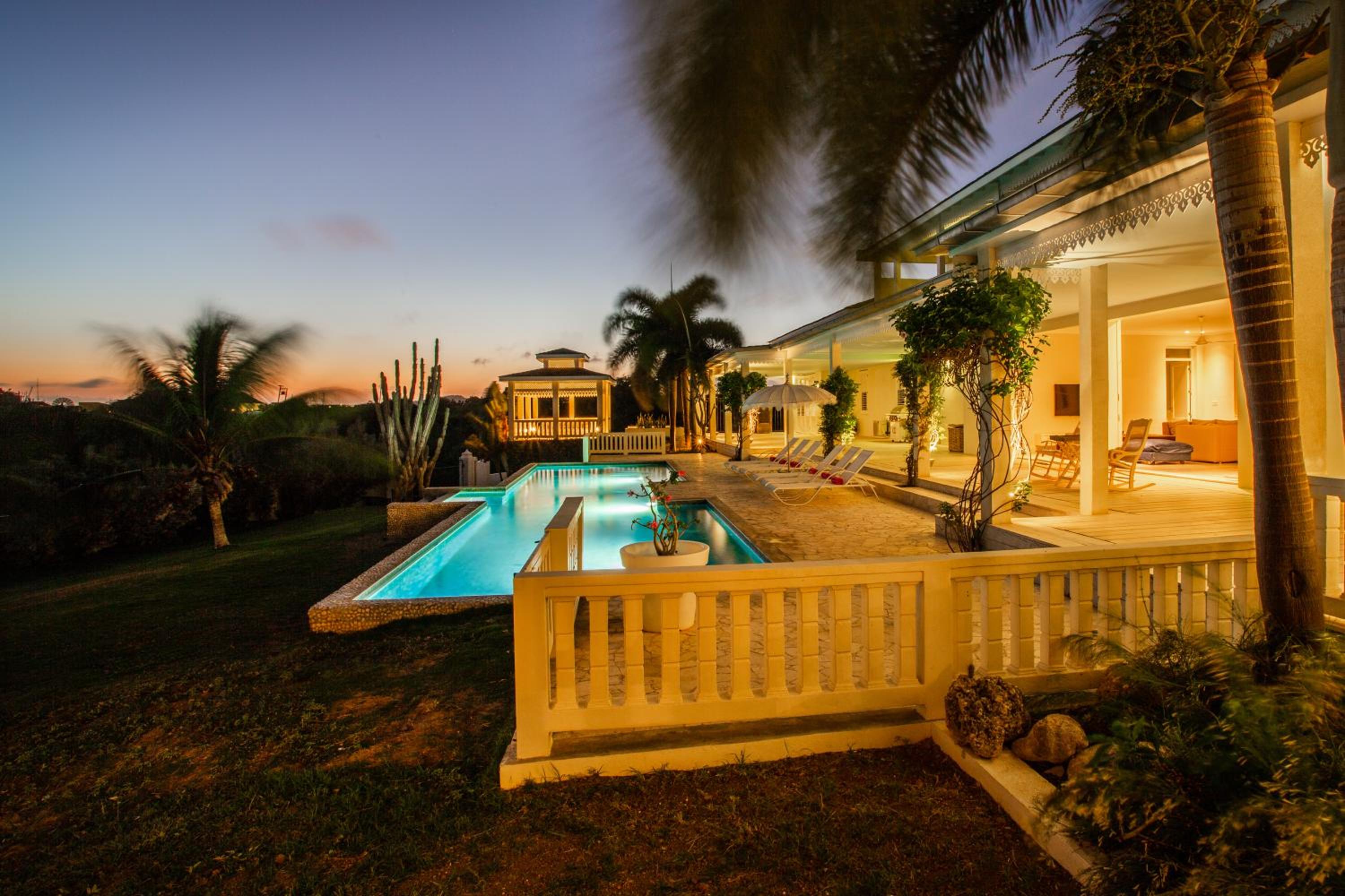 A Beautiful Villa Curacao with large pool and tropical garden