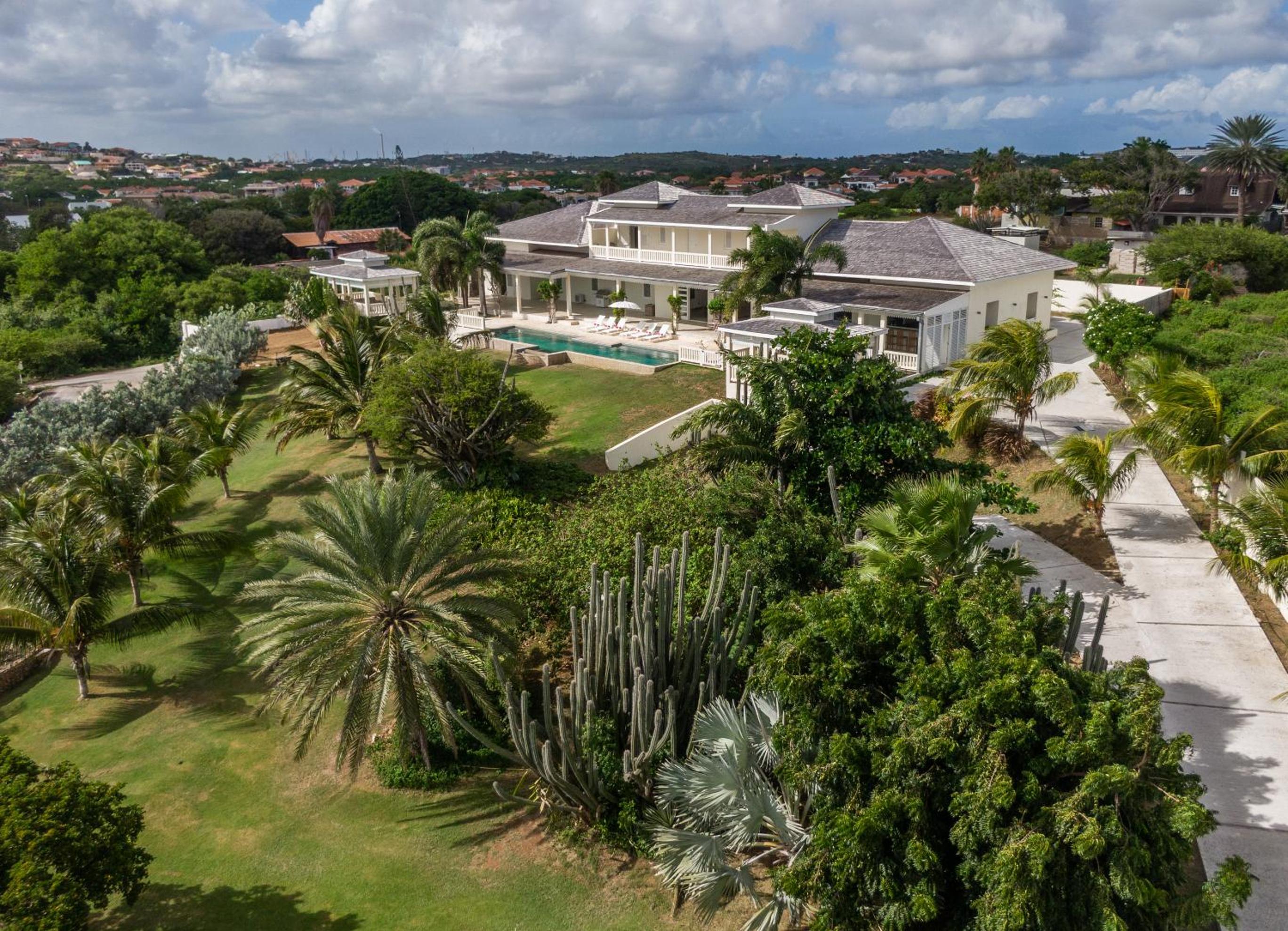 A Beautiful Villa Curacao with large pool and tropical garden