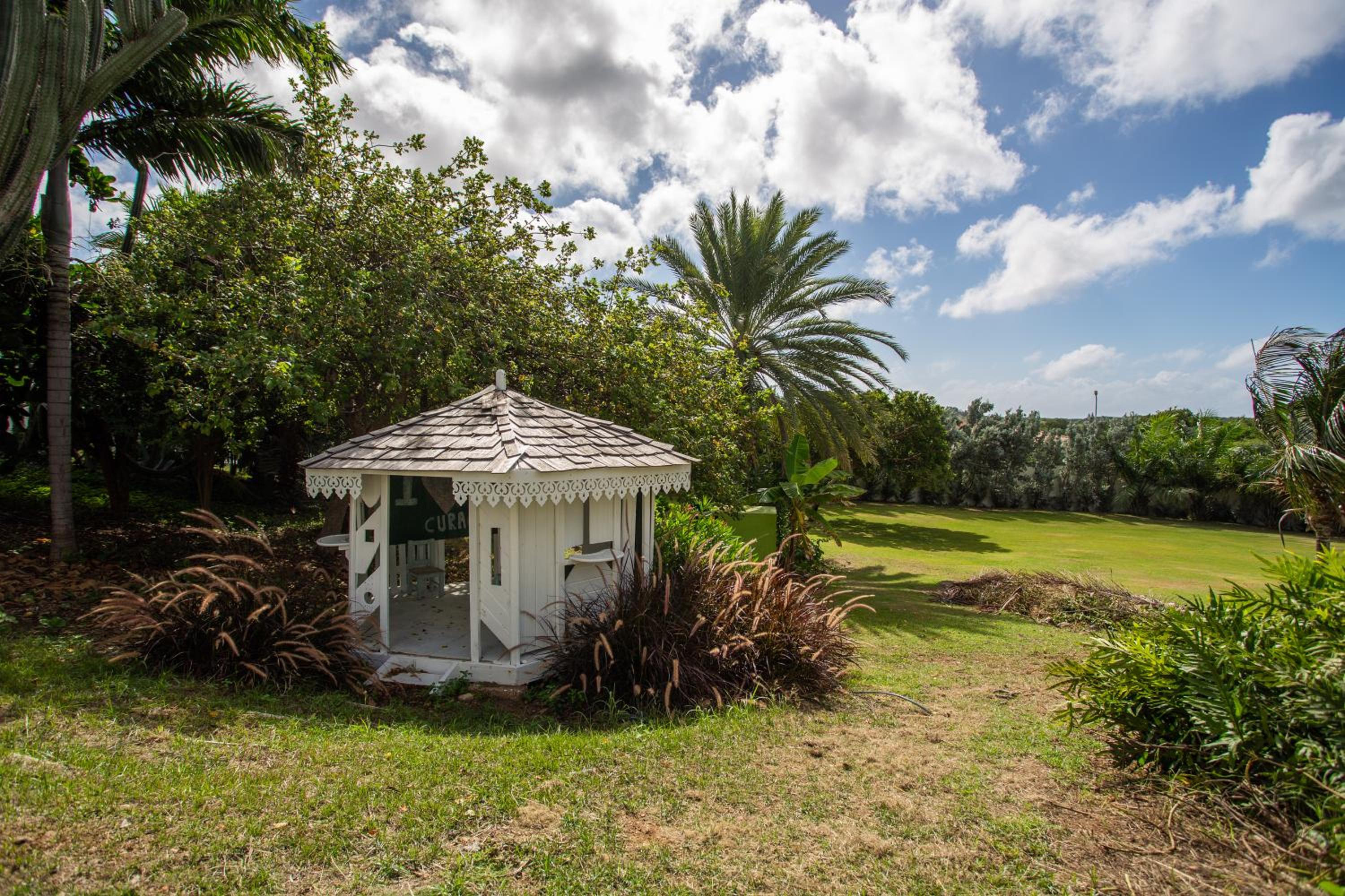 A Beautiful Villa Curacao with large pool and tropical garden