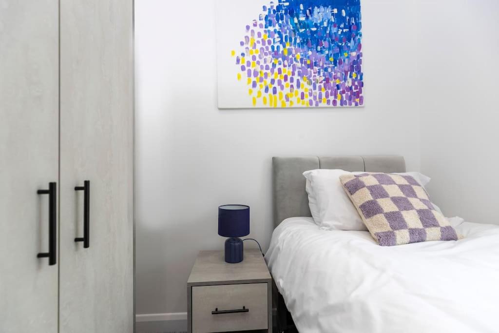 Stunning newly refurbished house by Our Home Short Stays with TV in each bedroom and crisp white hotel linen view 3