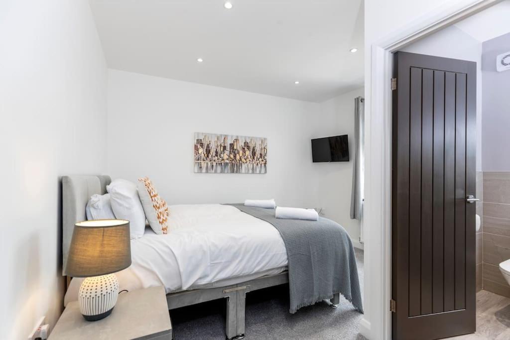 Stunning newly refurbished house by Our Home Short Stays with TV in each bedroom and crisp white hotel linen view 5