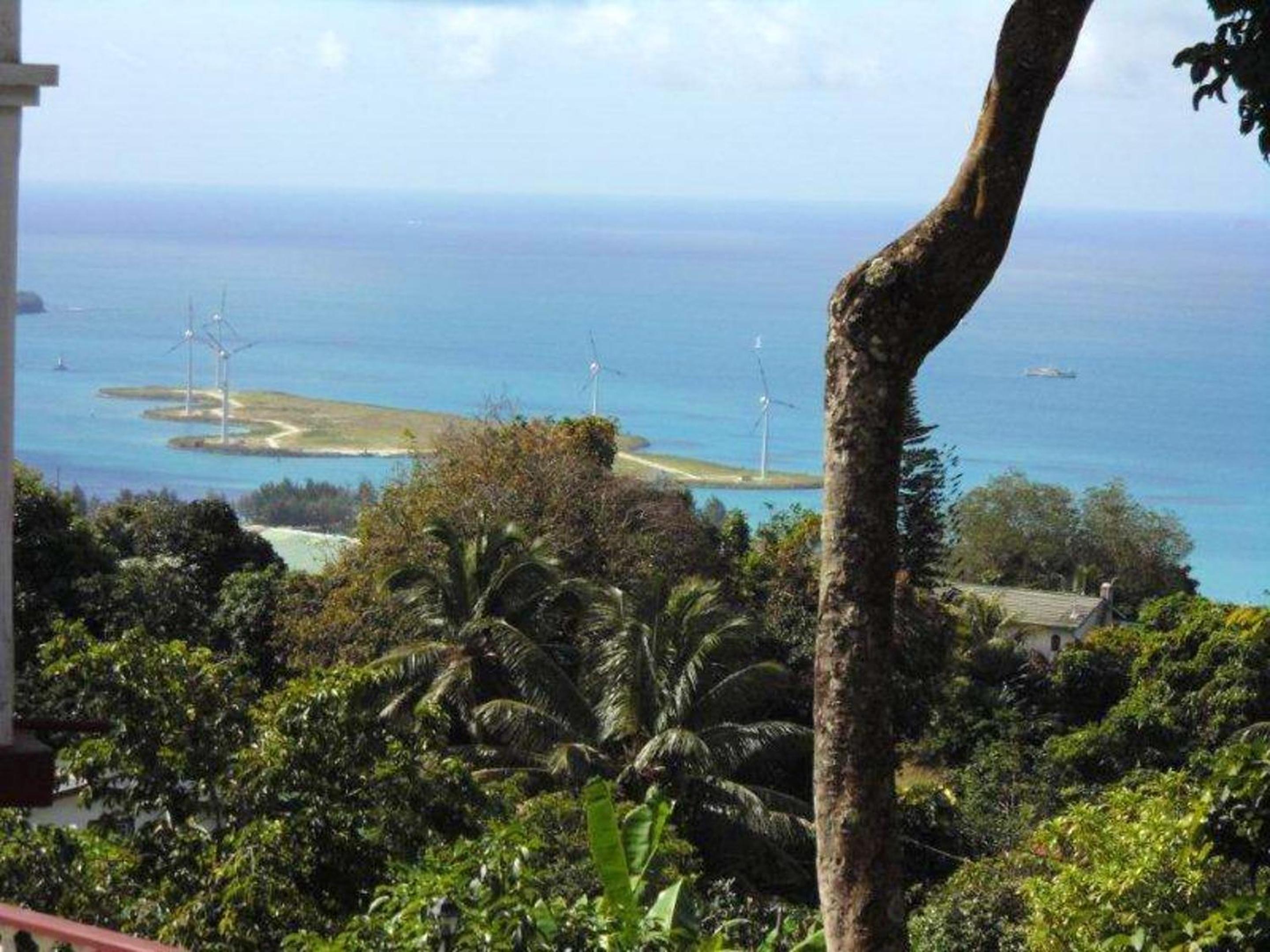 Contemporary studio with sea view in Mahe 56m² + terrace view 3