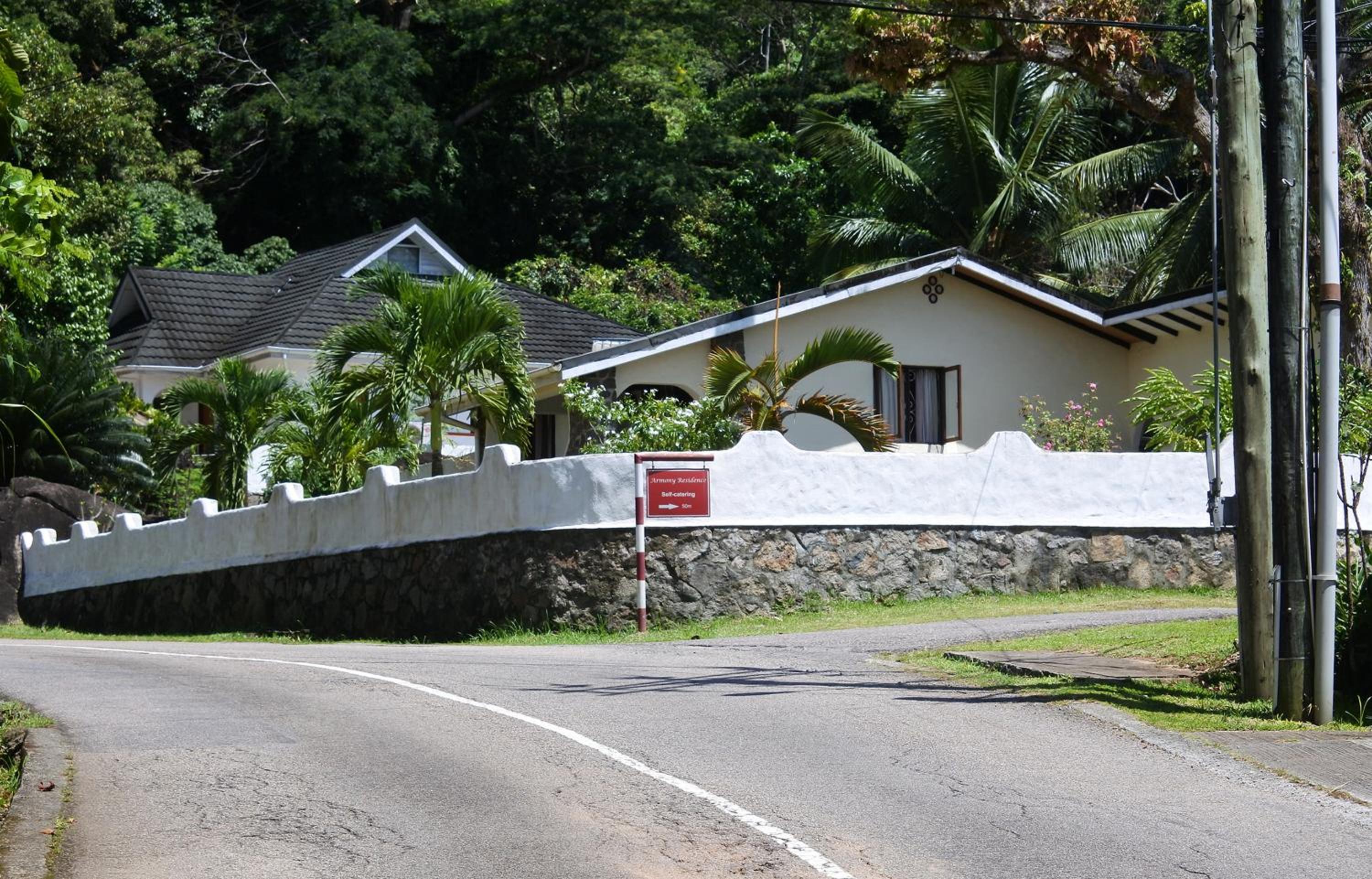 Contemporary studio with sea view in Mahe 56m² + terrace view 2