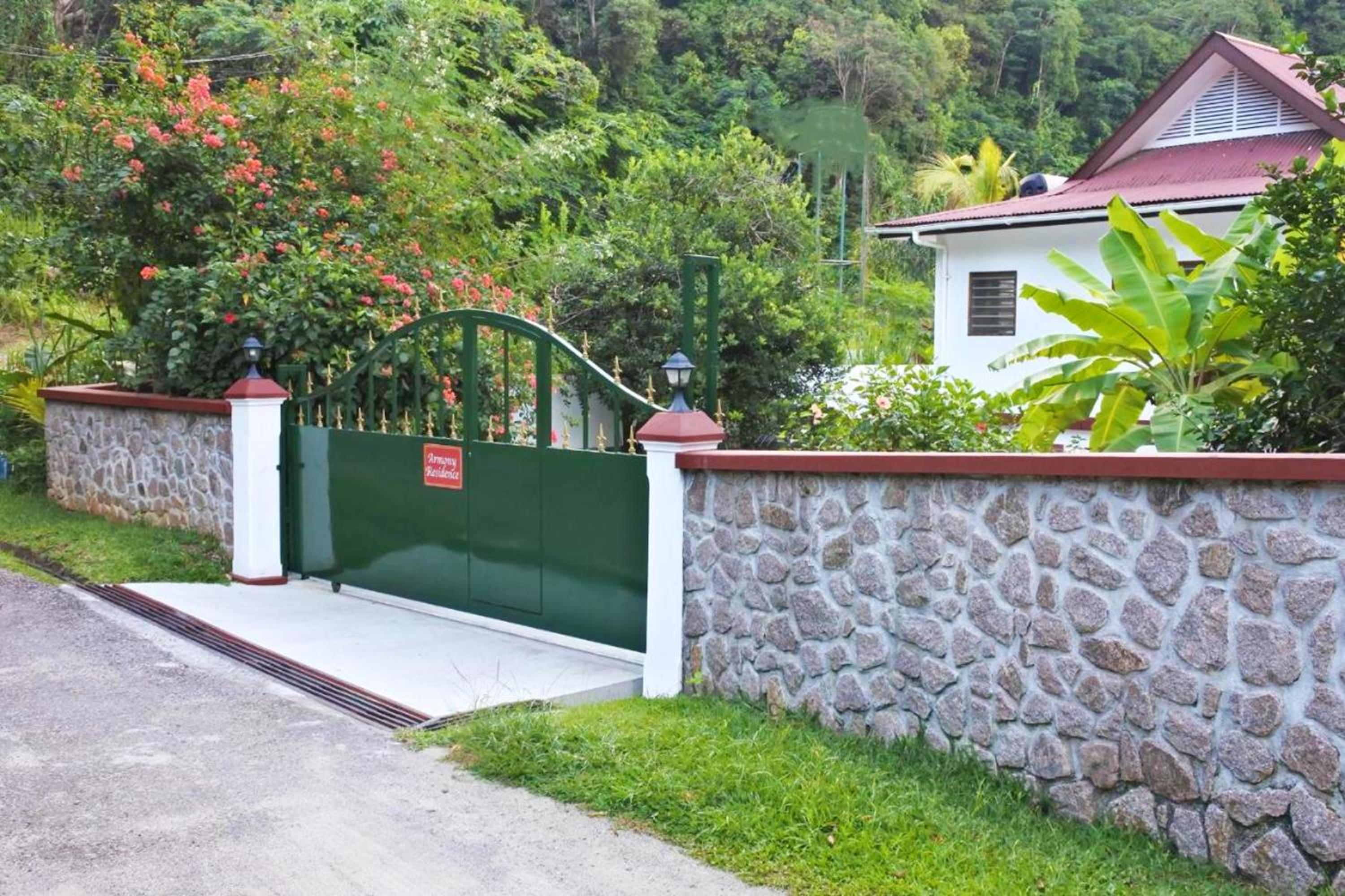 Contemporary studio with sea view in Mahe 56m² + terrace view 4