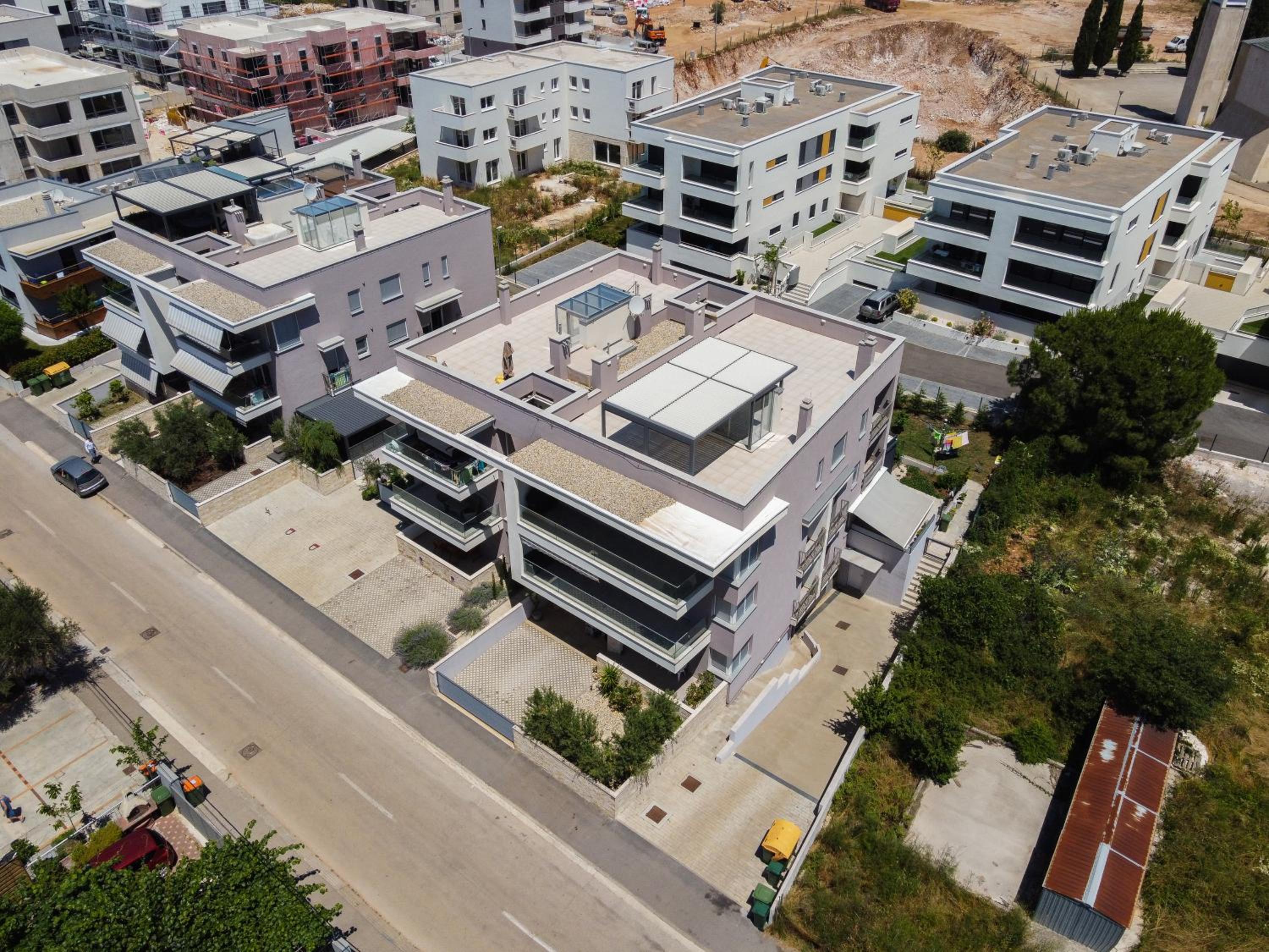 Apartment Wing 77 by Belmont Realty view 4