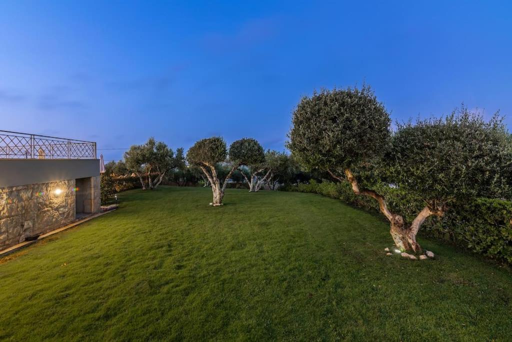Villa Luna, 5 bedrooms, Private Pool, Hot Tub, Garden