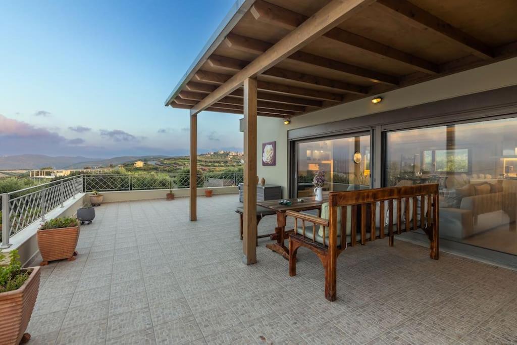 Villa Luna, 5 bedrooms, Private Pool, Hot Tub, Garden