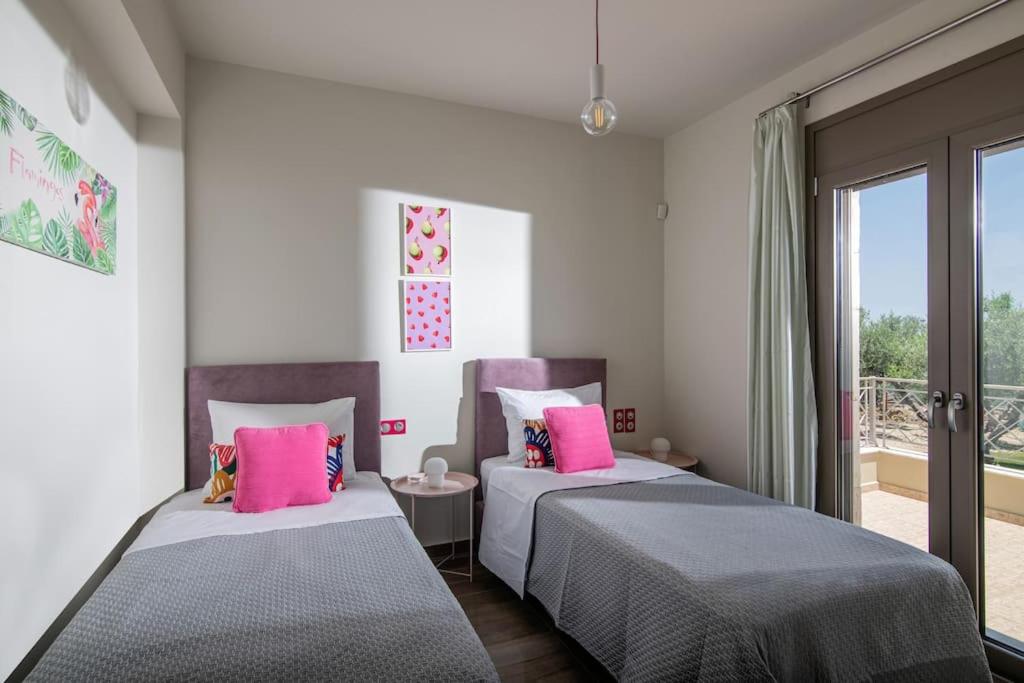 Villa Luna, 5 bedrooms, Private Pool, Hot Tub, Garden