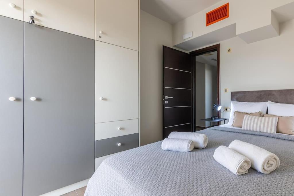 Villa Luna, 5 bedrooms, Private Pool, Hot Tub, Garden