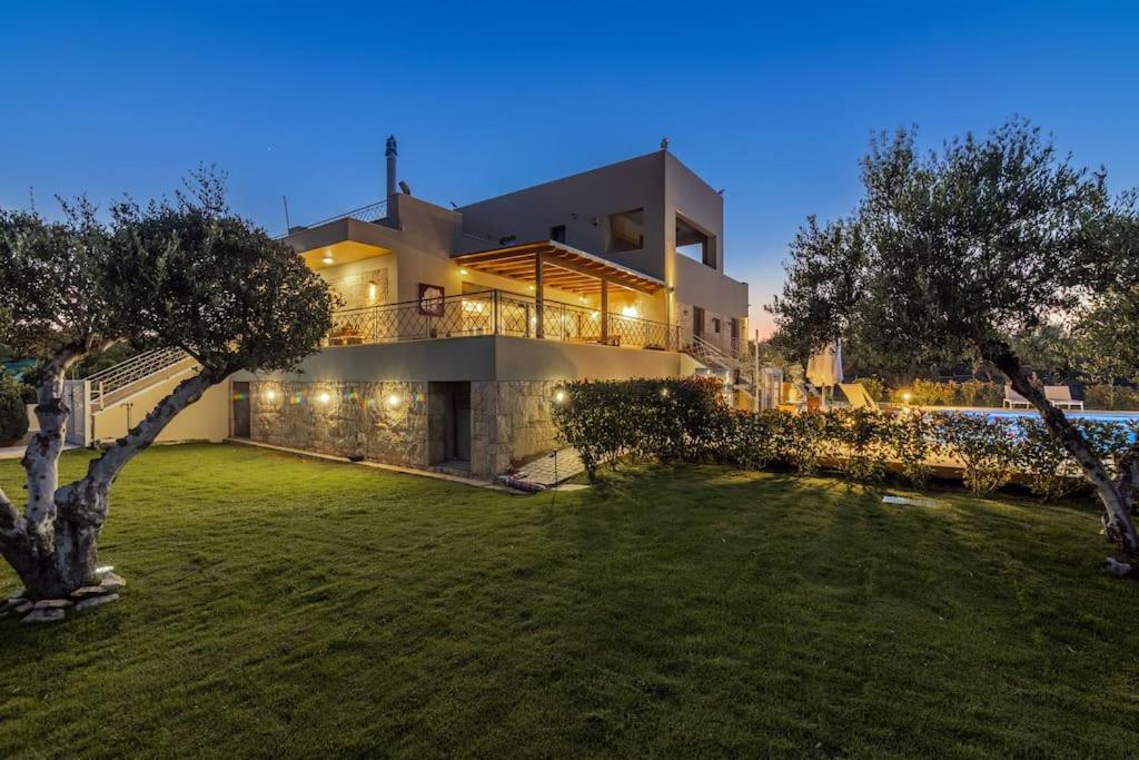 Villa Luna, 5 bedrooms, Private Pool, Hot Tub, Garden