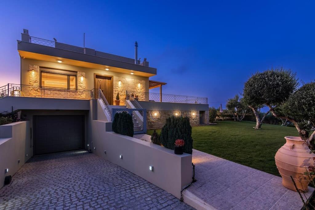 Villa Luna, 5 bedrooms, Private Pool, Hot Tub, Garden