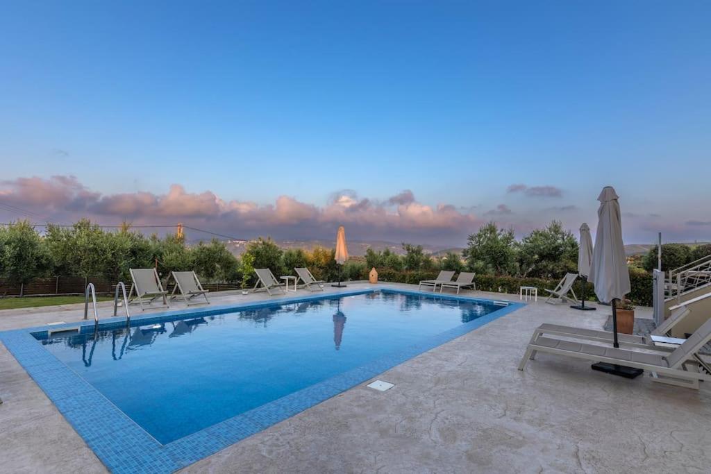 Villa Luna, 5 bedrooms, Private Pool, Hot Tub, Garden