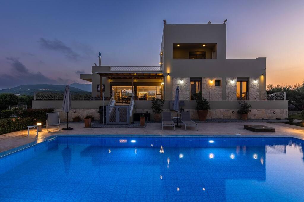 Villa Luna, 5 bedrooms, Private Pool, Hot Tub, Garden