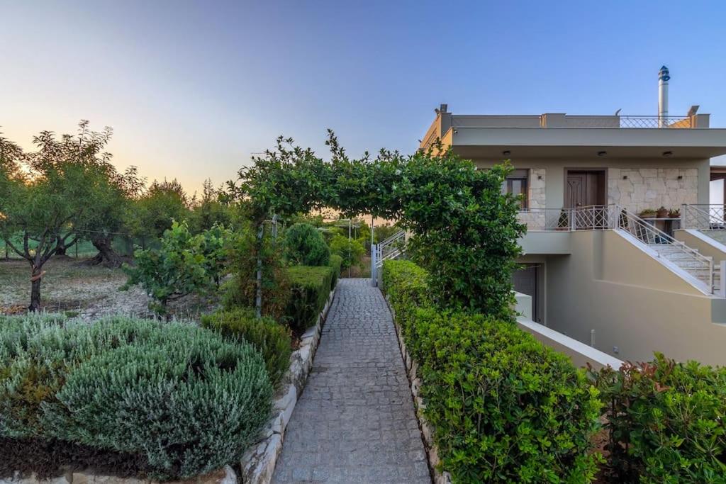 Villa Luna, 5 bedrooms, Private Pool, Hot Tub, Garden