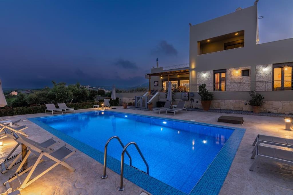Villa Luna, 5 bedrooms, Private Pool, Hot Tub, Garden