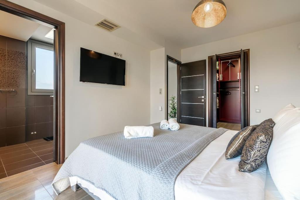 Villa Luna, 5 bedrooms, Private Pool, Hot Tub, Garden