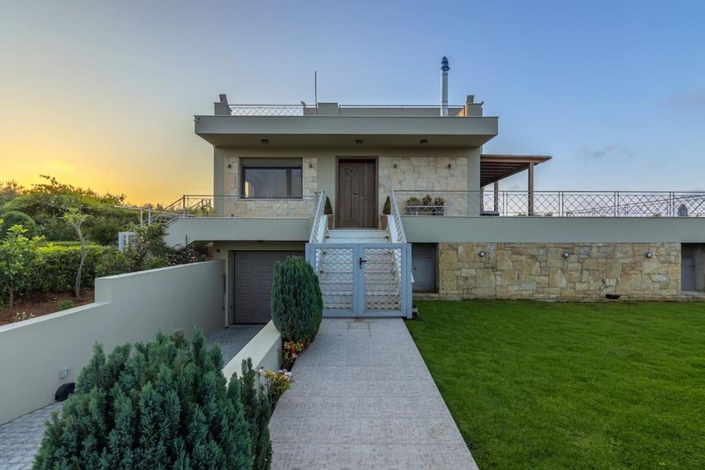 Villa Luna, 5 bedrooms, Private Pool, Hot Tub, Garden