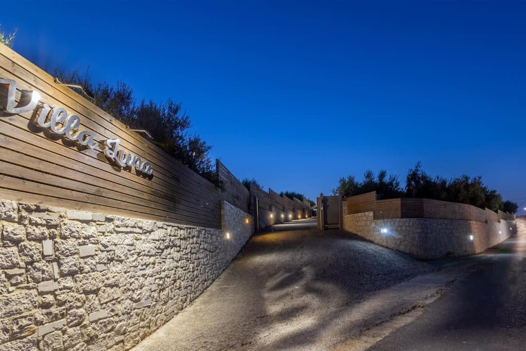 Villa Luna, 5 bedrooms, Private Pool, Hot Tub, Garden