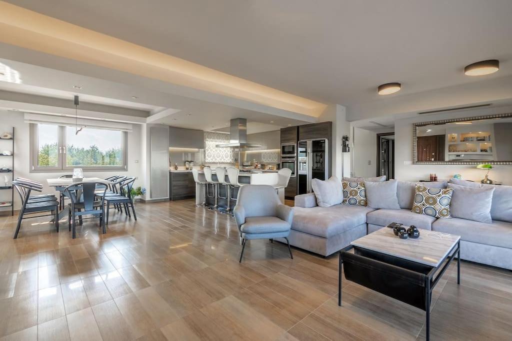 Villa Luna, 5 bedrooms, Private Pool, Hot Tub, Garden