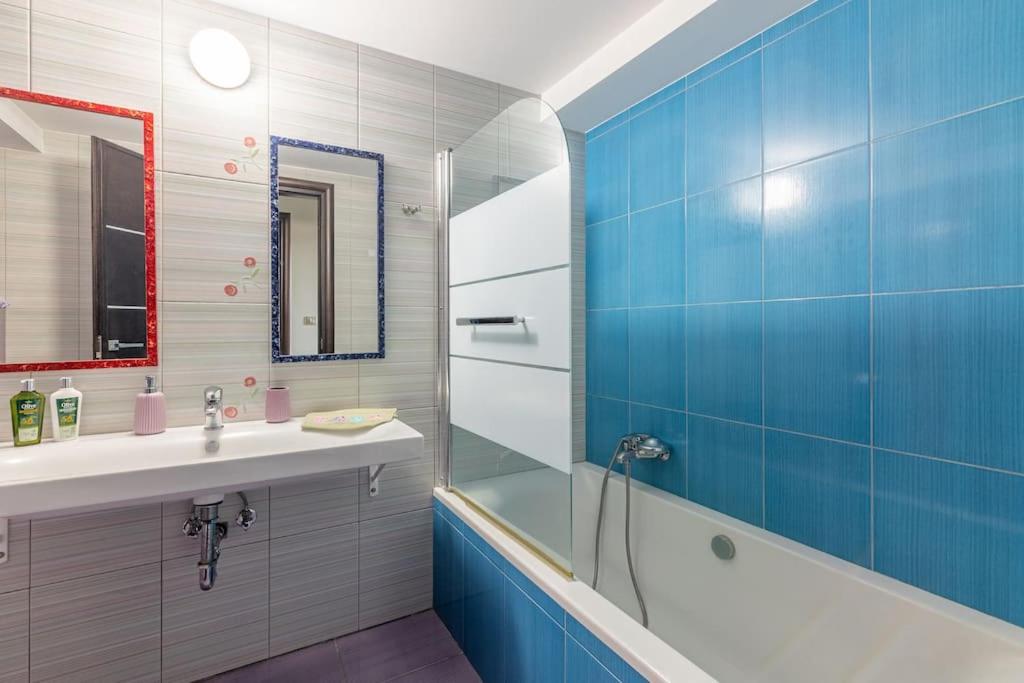 Villa Luna, 5 bedrooms, Private Pool, Hot Tub, Garden