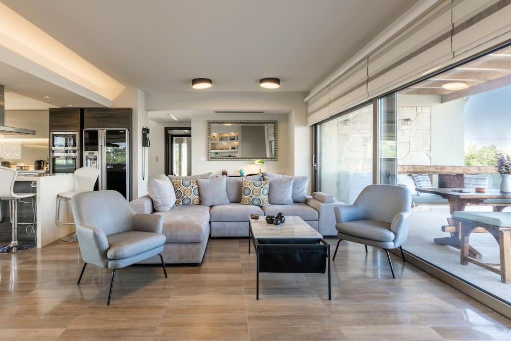Villa Luna, 5 bedrooms, Private Pool, Hot Tub, Garden