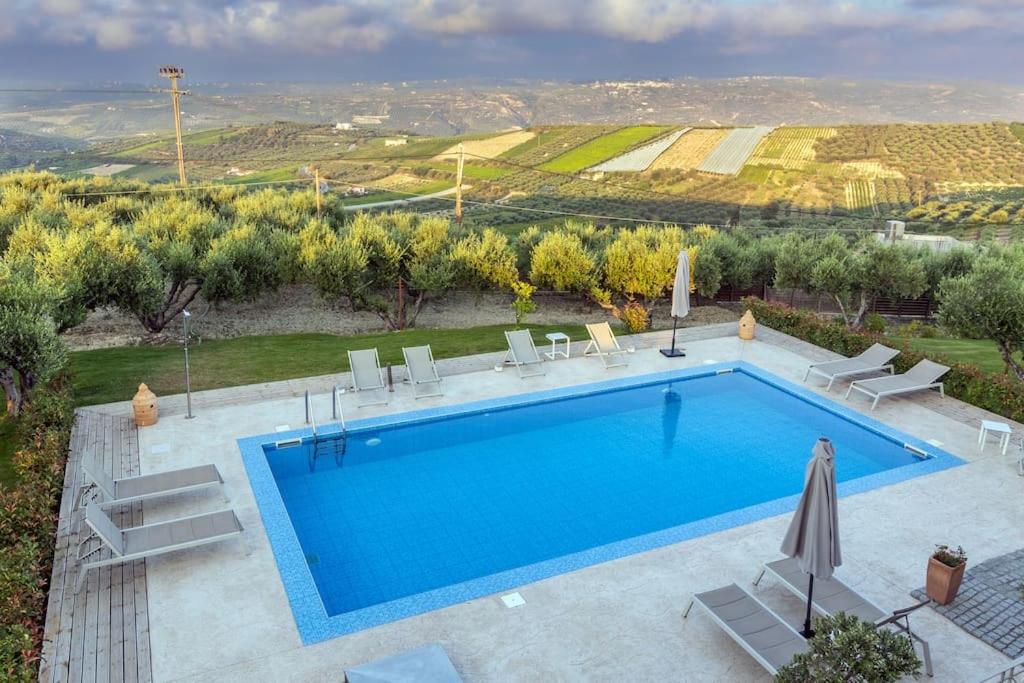 Villa Luna, 5 bedrooms, Private Pool, Hot Tub, Garden