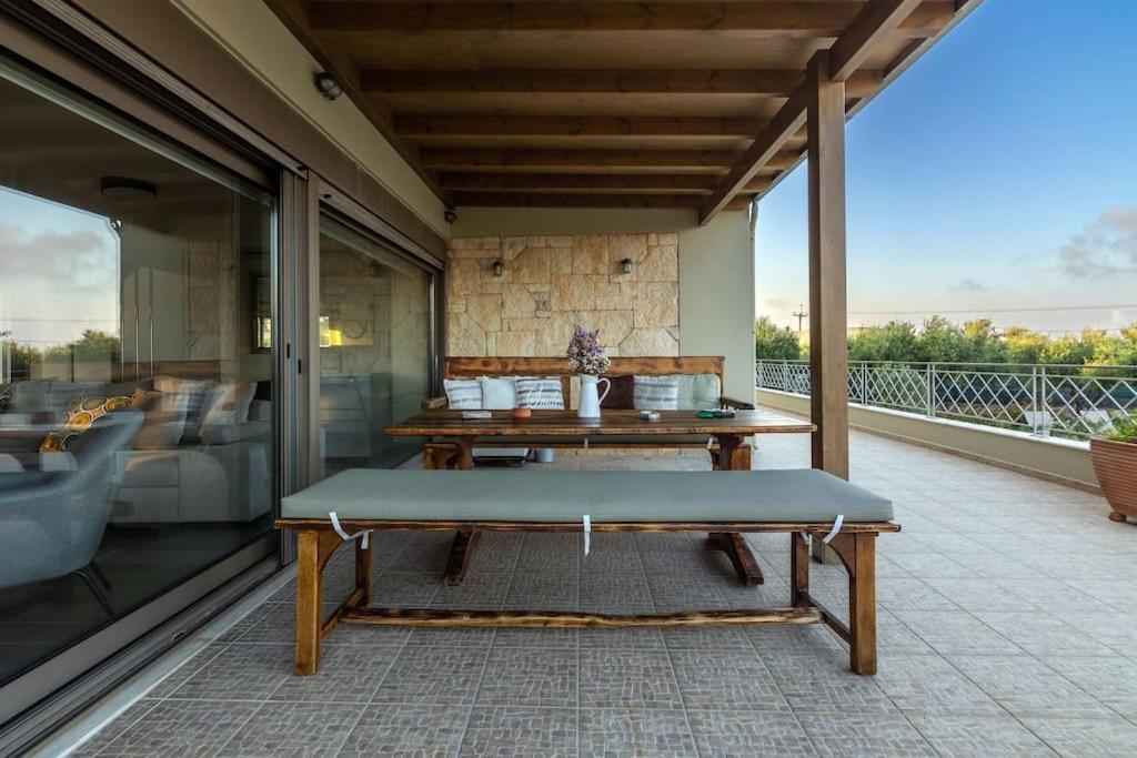 Villa Luna, 5 bedrooms, Private Pool, Hot Tub, Garden